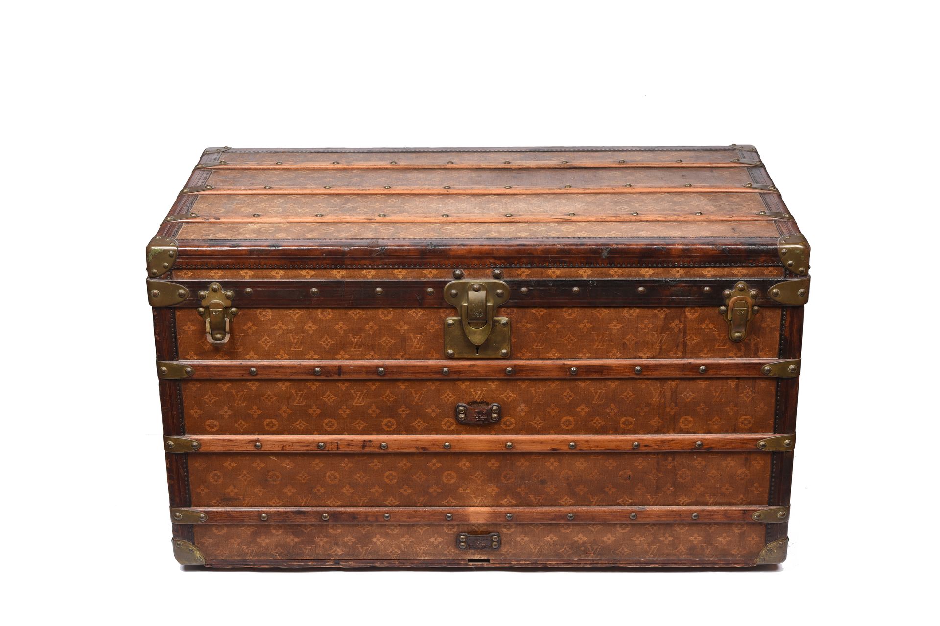 Null LOUIS VUITTON

Mail trunk in woven canvas, gilded brass trim, beech wood re&hellip;