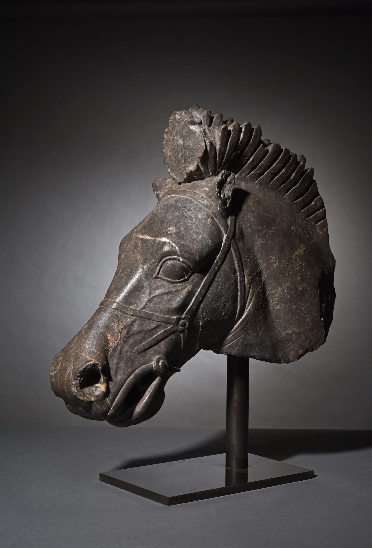 Null LARGE HORSE'S HEAD

Roman art, 2nd century

Bigio morato

Length : 60,3 cm
&hellip;