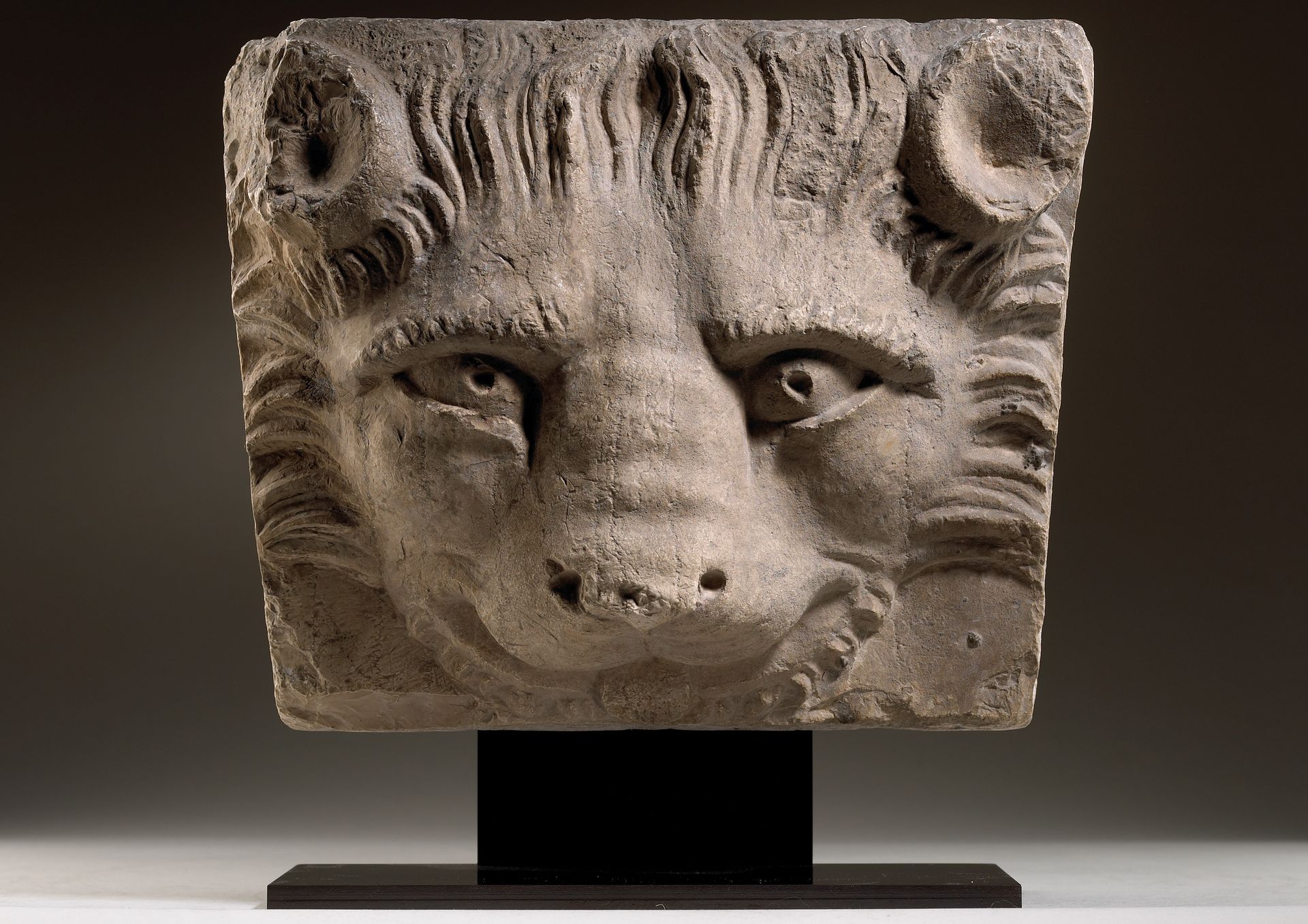 Null 狮头基石

意大利，威尼斯，15世纪

石灰岩

24 x 30 x 12厘米



猫科动物的头部是以一种风格化的方式表现的，有一双大眼睛，瞳孔很深&hellip;