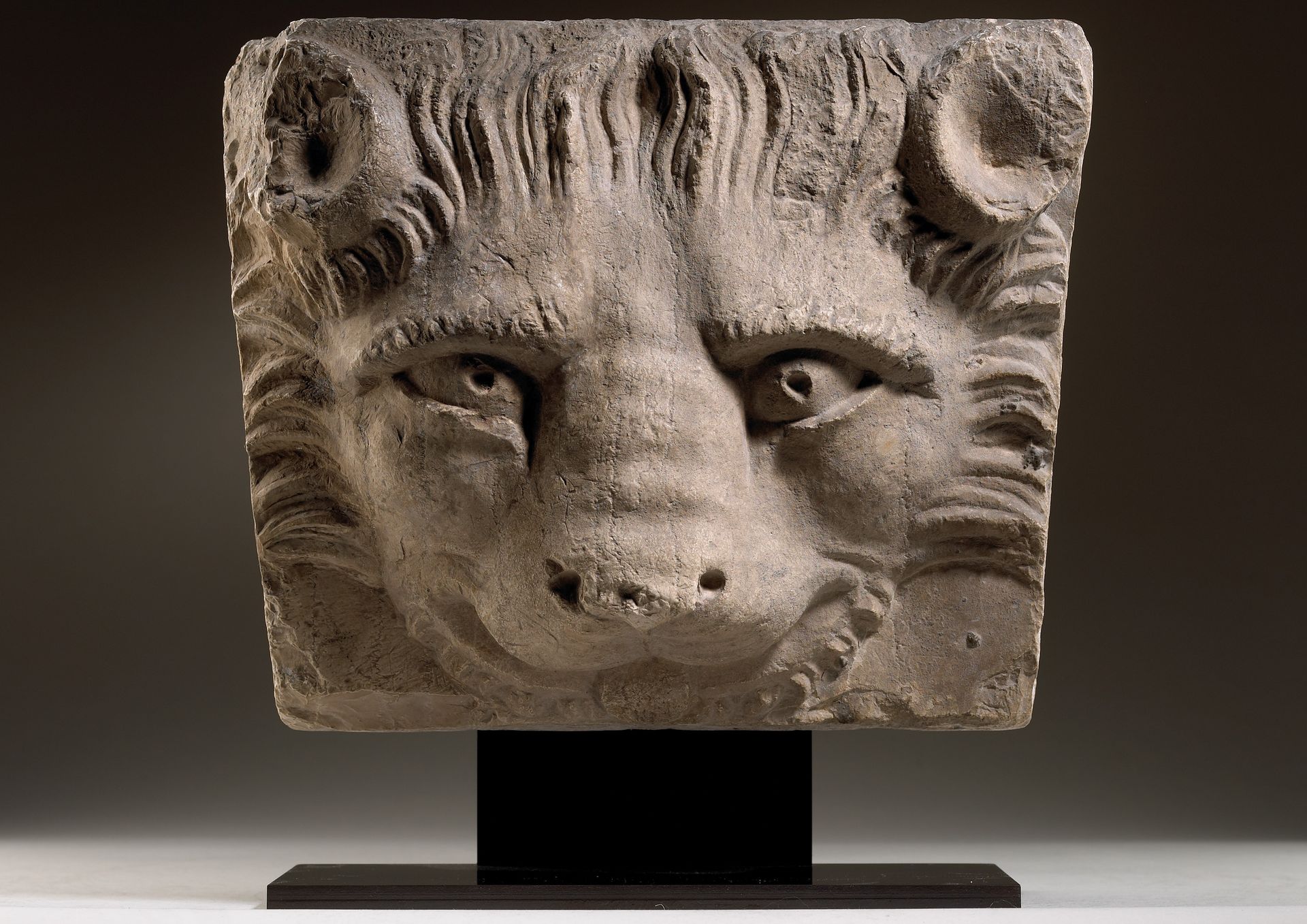 Null KEYSTONE WITH LION'S HEAD

Italy, Venice, 15th century

Limestone

24 x 30 &hellip;