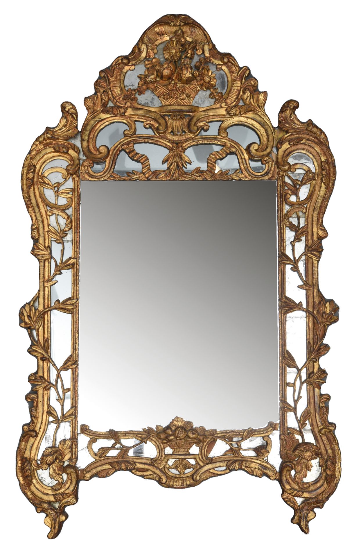 Null 镜子

装在一个雕刻和镀金的木框中，并有保留。

花坛上有一个花篮

18世纪时期

172 x 105 cm