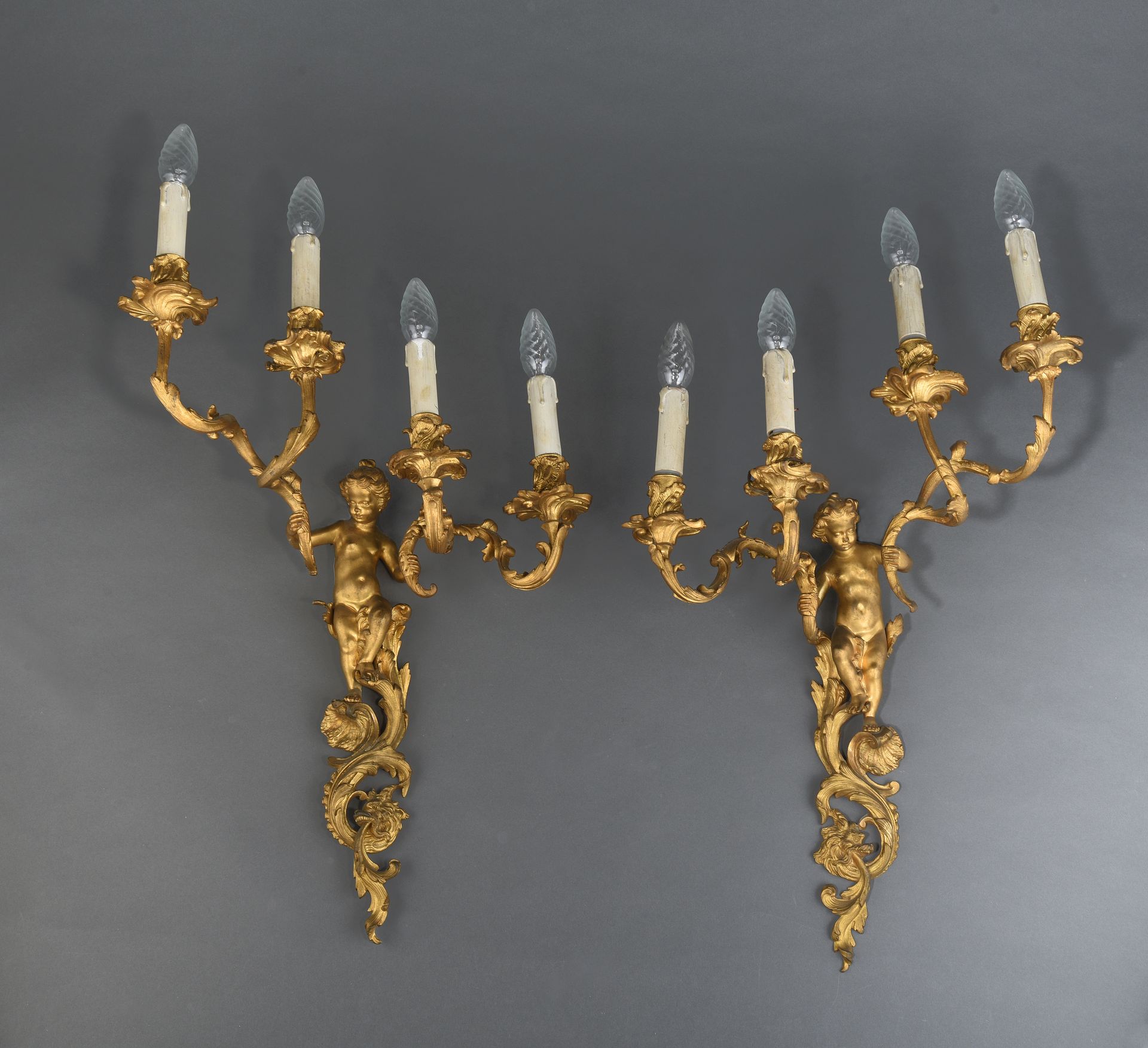 Null 一对壁灯

鎏金青铜，由一对手持四条光臂的爱慕者组成。

拿破仑三世时期

56 x 43 厘米