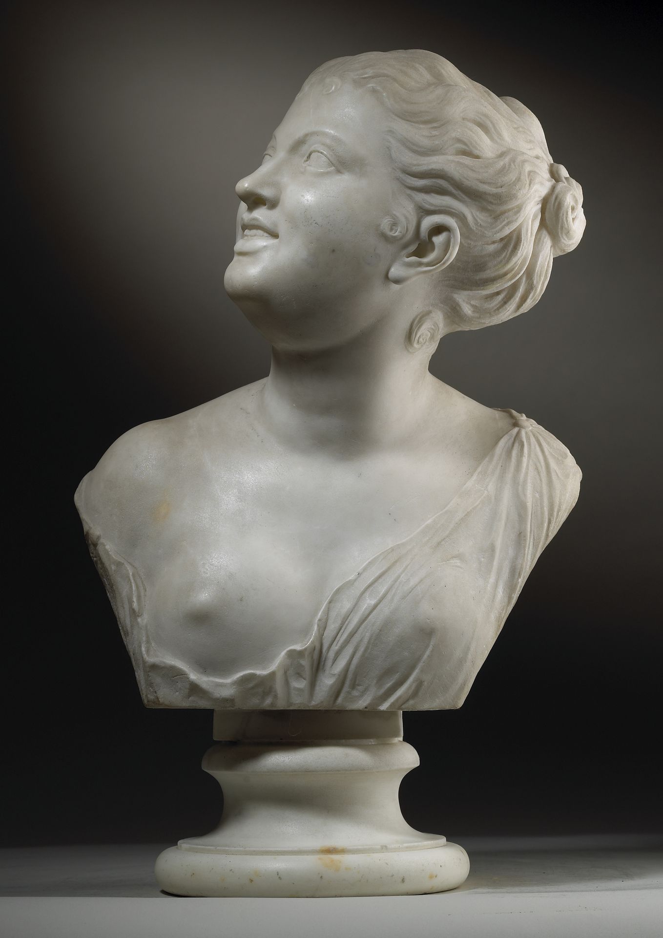 Null BUST OF A YOUNG WOMAN

White marble

18th century period

H. 55 cm