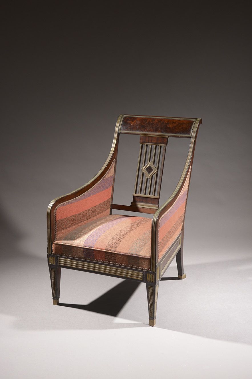 Null 俄罗斯

桃花心木扶手椅，黄铜丝饰面。

镂空靠背，鞘状腿。

19世纪初。

H.92厘米