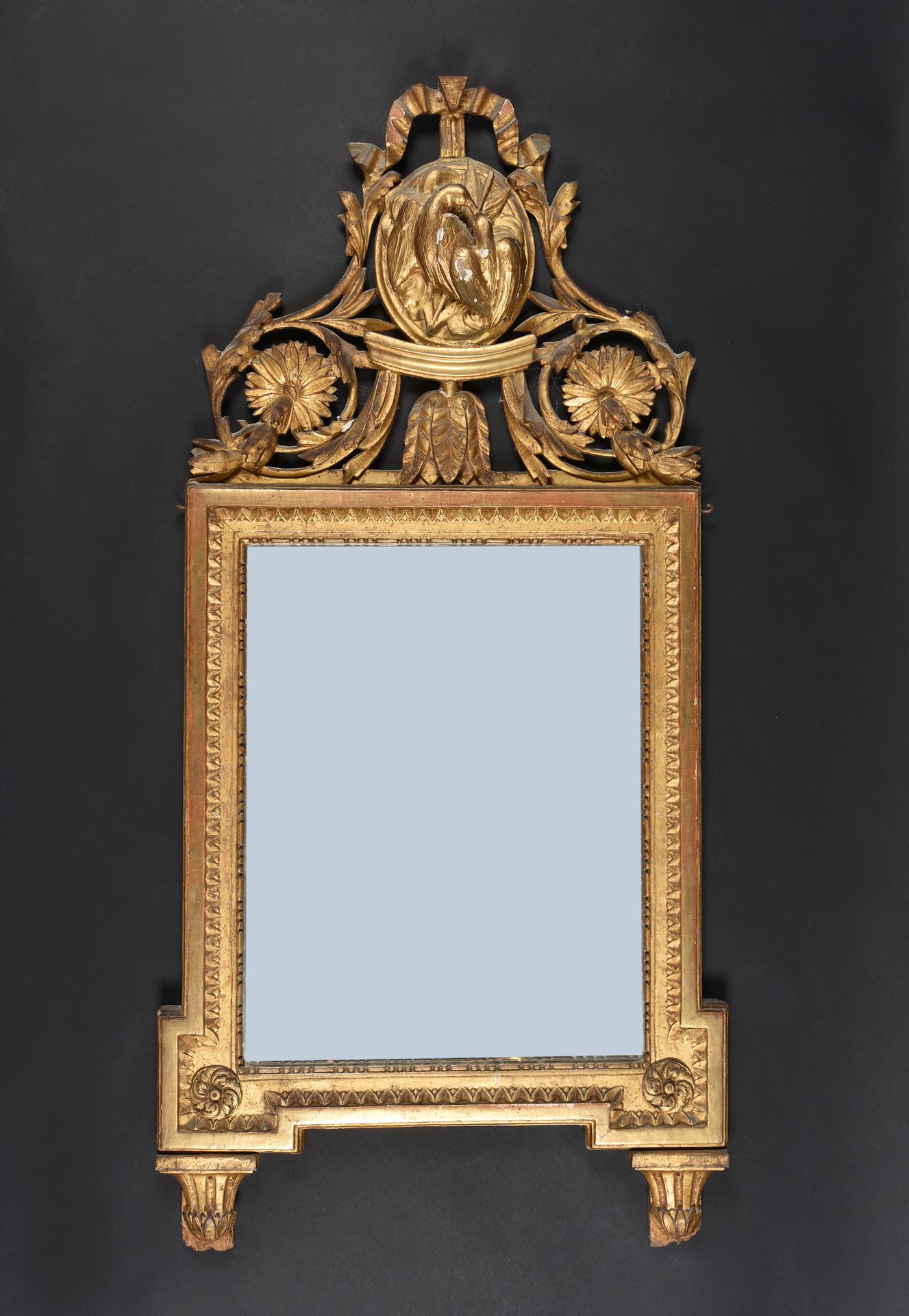 Null MIRROR IN A FRAME

In gilded and carved wood. On the pediment two doves.

L&hellip;