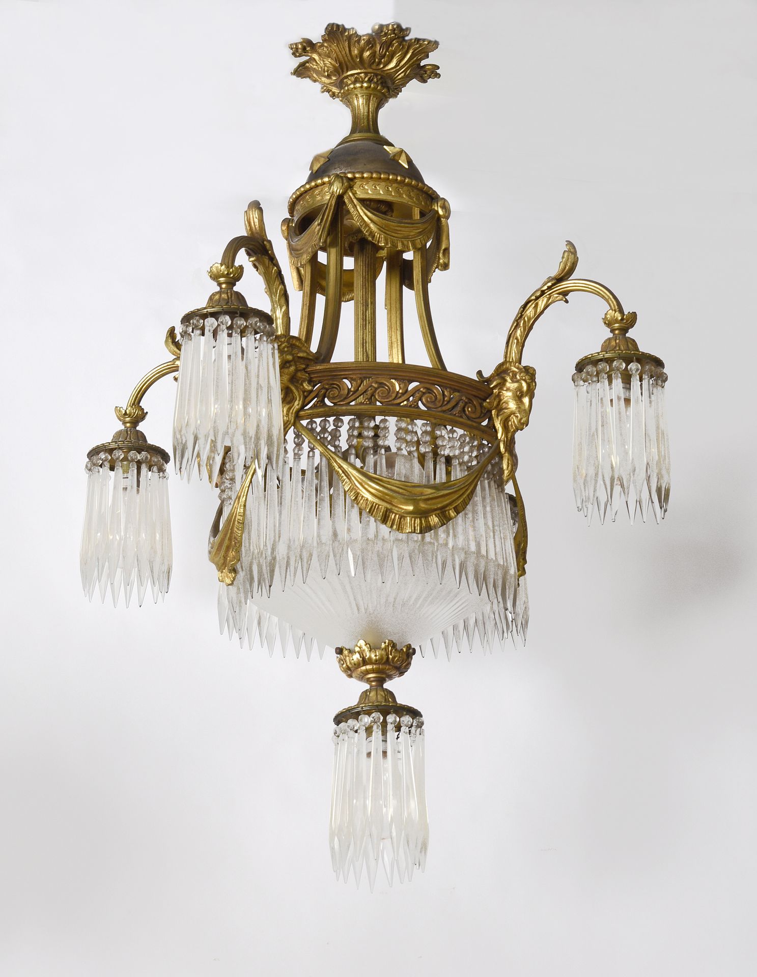 Null LUSTRE

鎏金青铜，有六个灯，四个手臂围绕着一个装饰有公羊头的篮子。

水晶吊坠。

高约90厘米