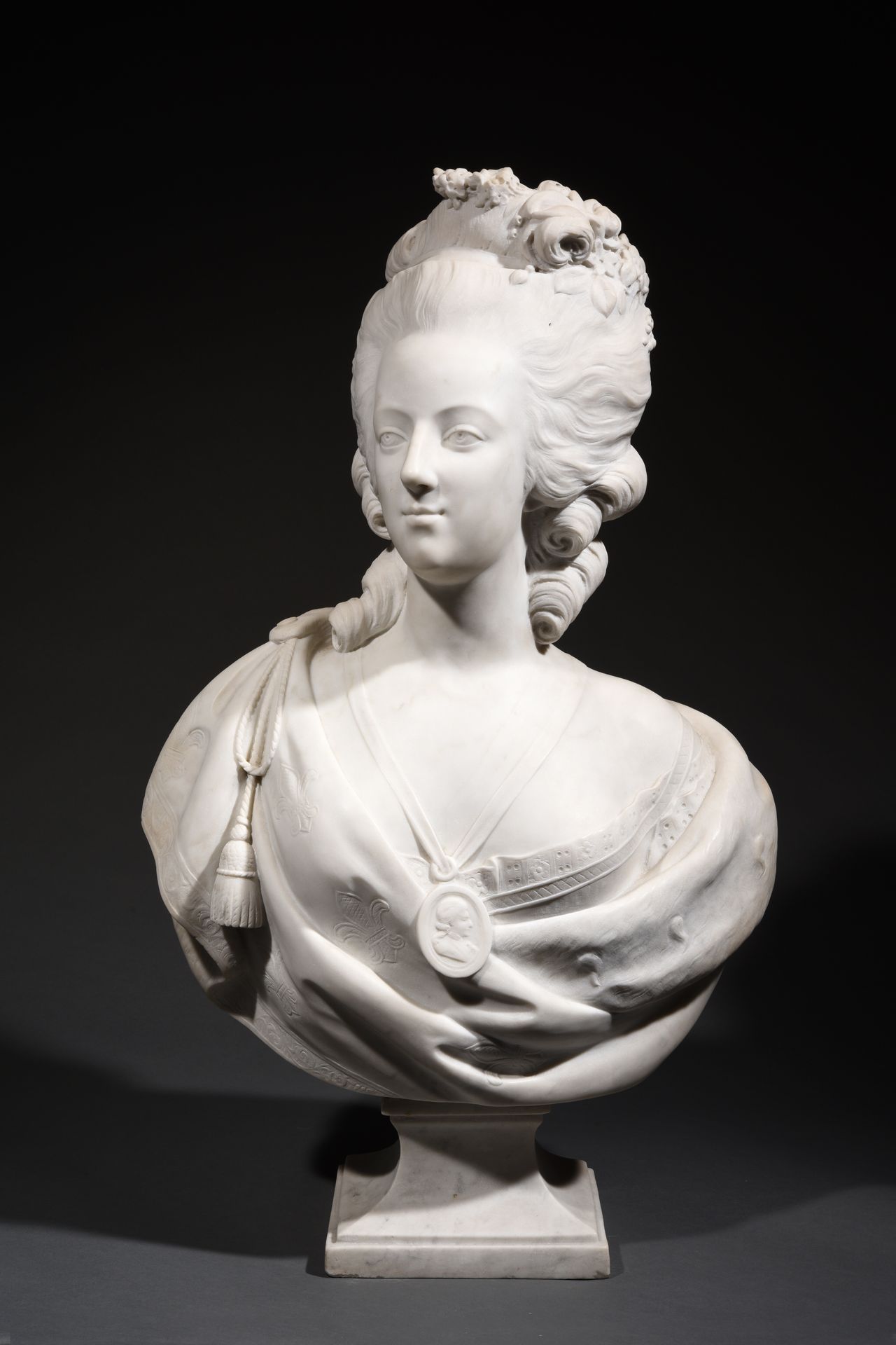 Null Marie-antoinette的半身像

携带路易十六的奖章

白色大理石的雕塑

背面签有 "Nicoli

H.80厘米