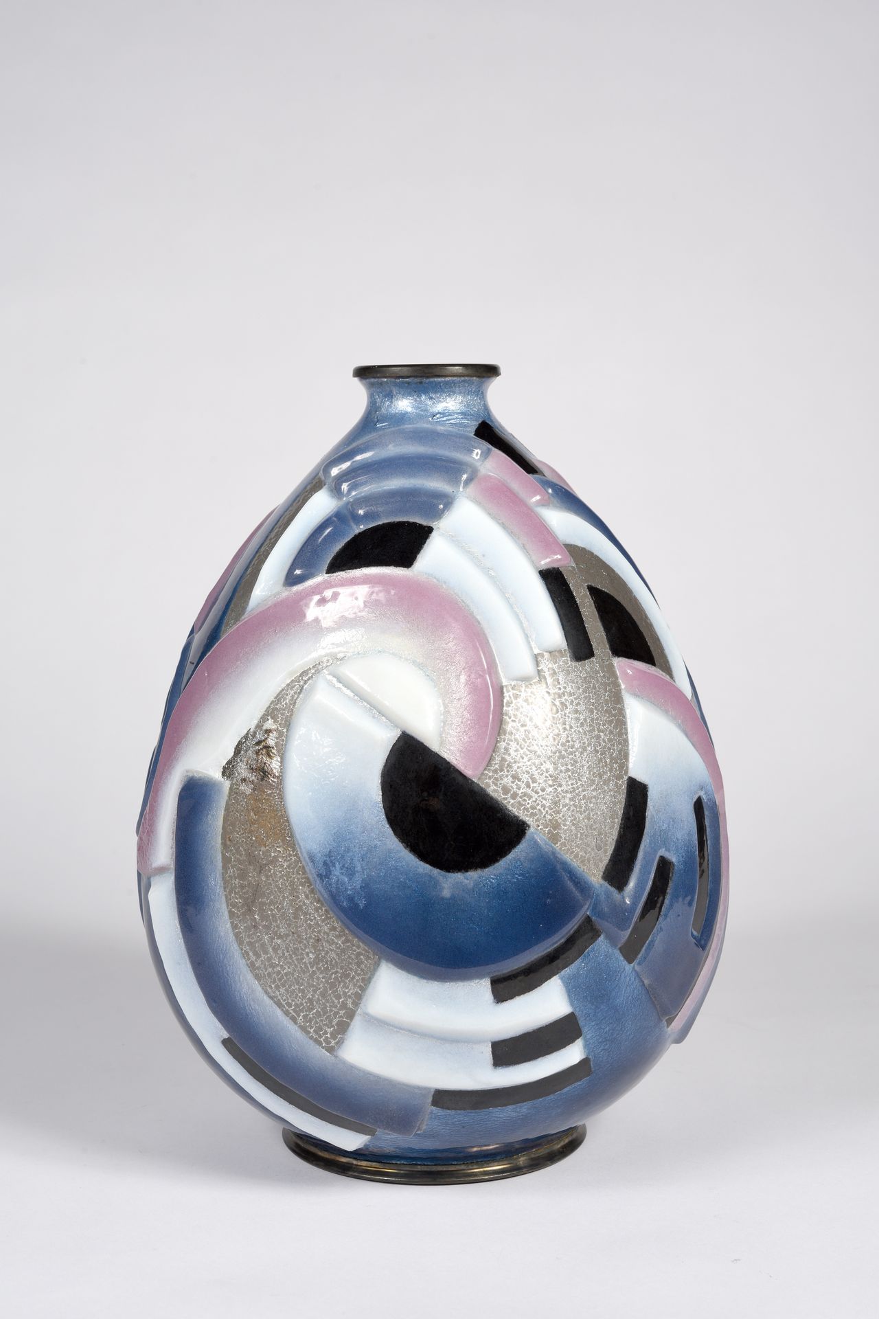 Null 卡米尔-福雷(1874-1956)

花瓶模型" Primerose "。

铜制，身体呈卵圆形，颈部有一个小环。

应用厚重的蓝色、粉红色、黑色、白&hellip;