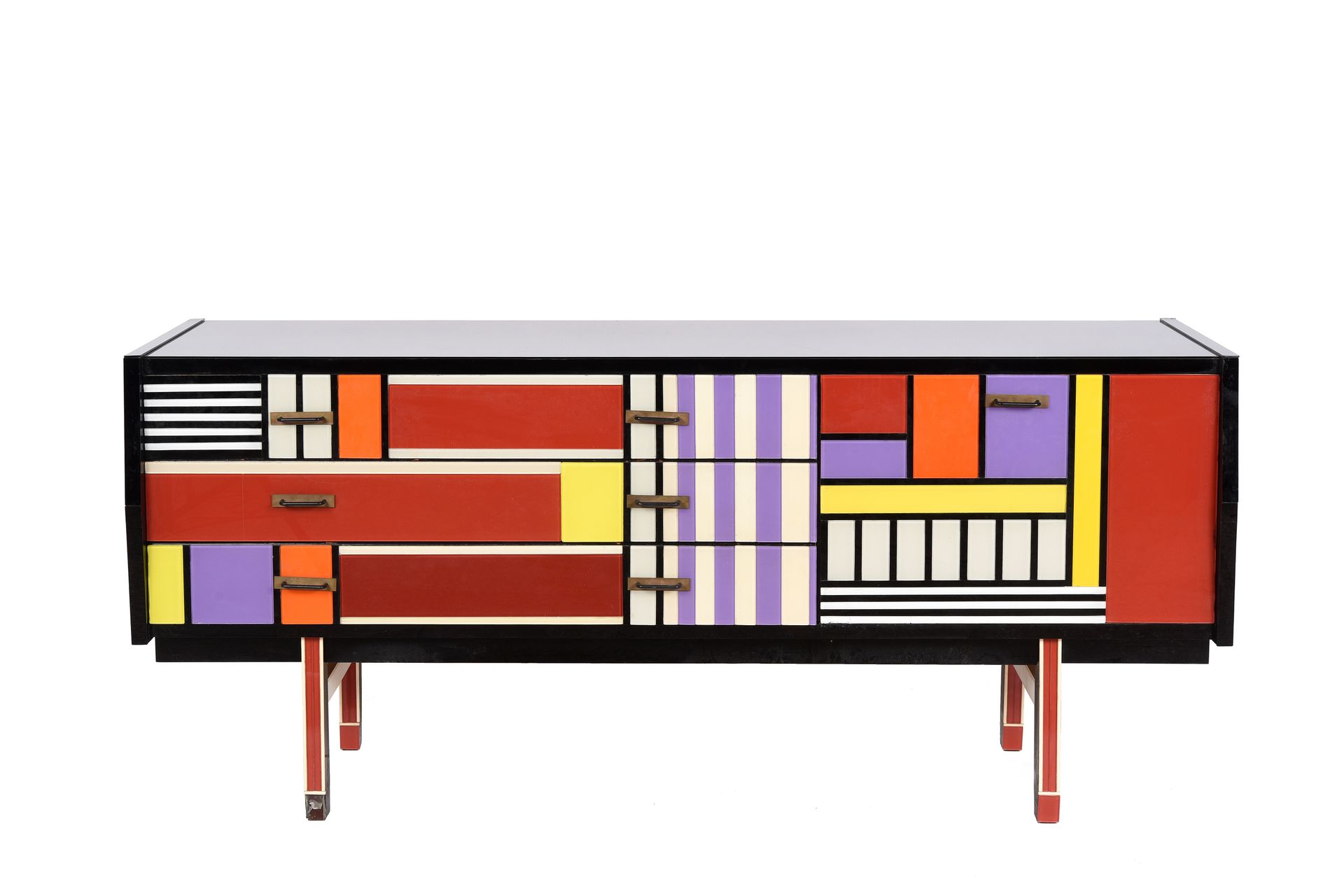 Null 穆拉诺

有六个抽屉的边柜和一个用彩色玻璃装饰的挡板

76 x 171 x 44.5厘米

(小块缺失)