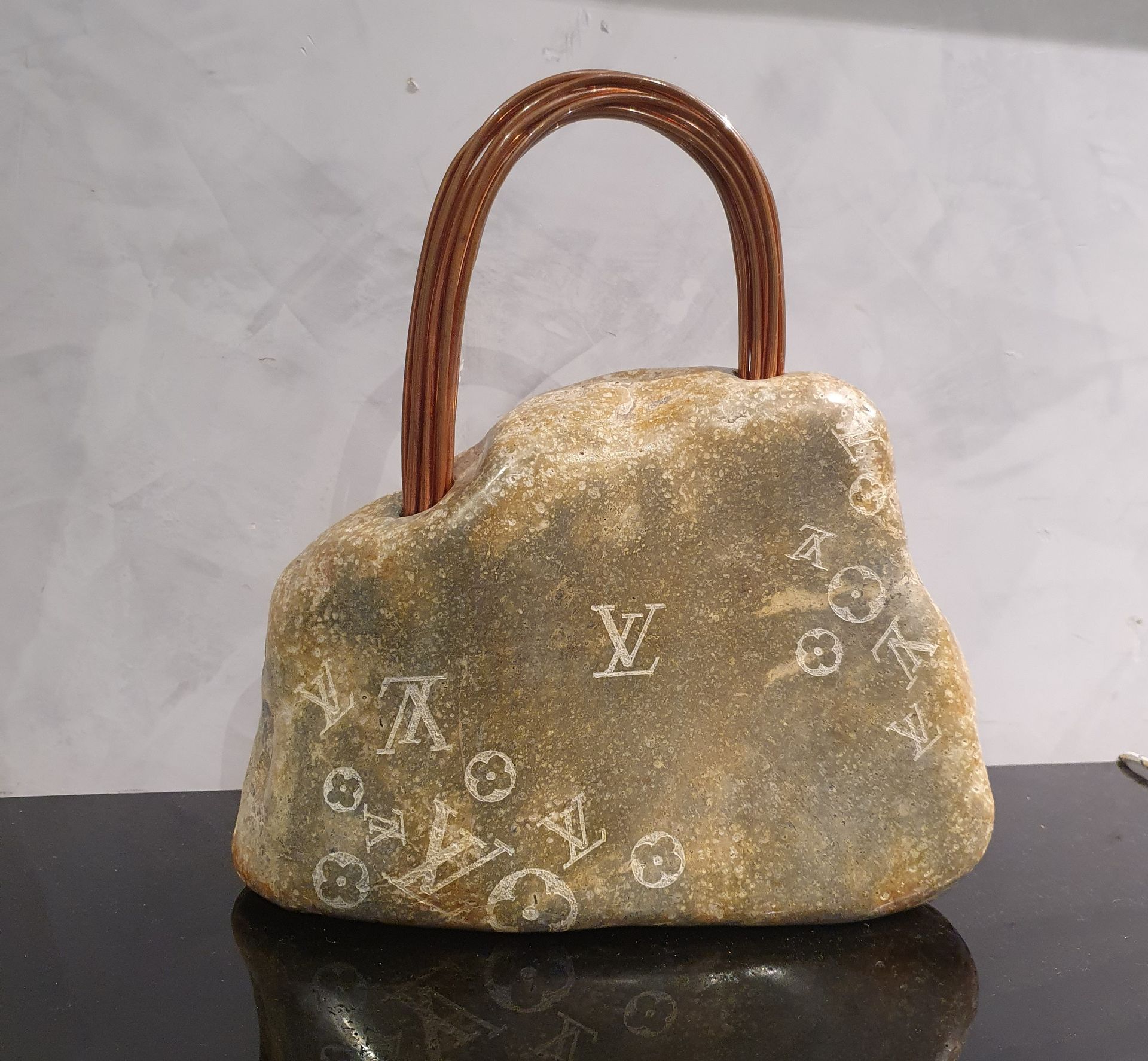Null MUN-GI YANG (nacida en 1970)

Piedra de lujo-Louis Vuitton gris, 2014

Escu&hellip;