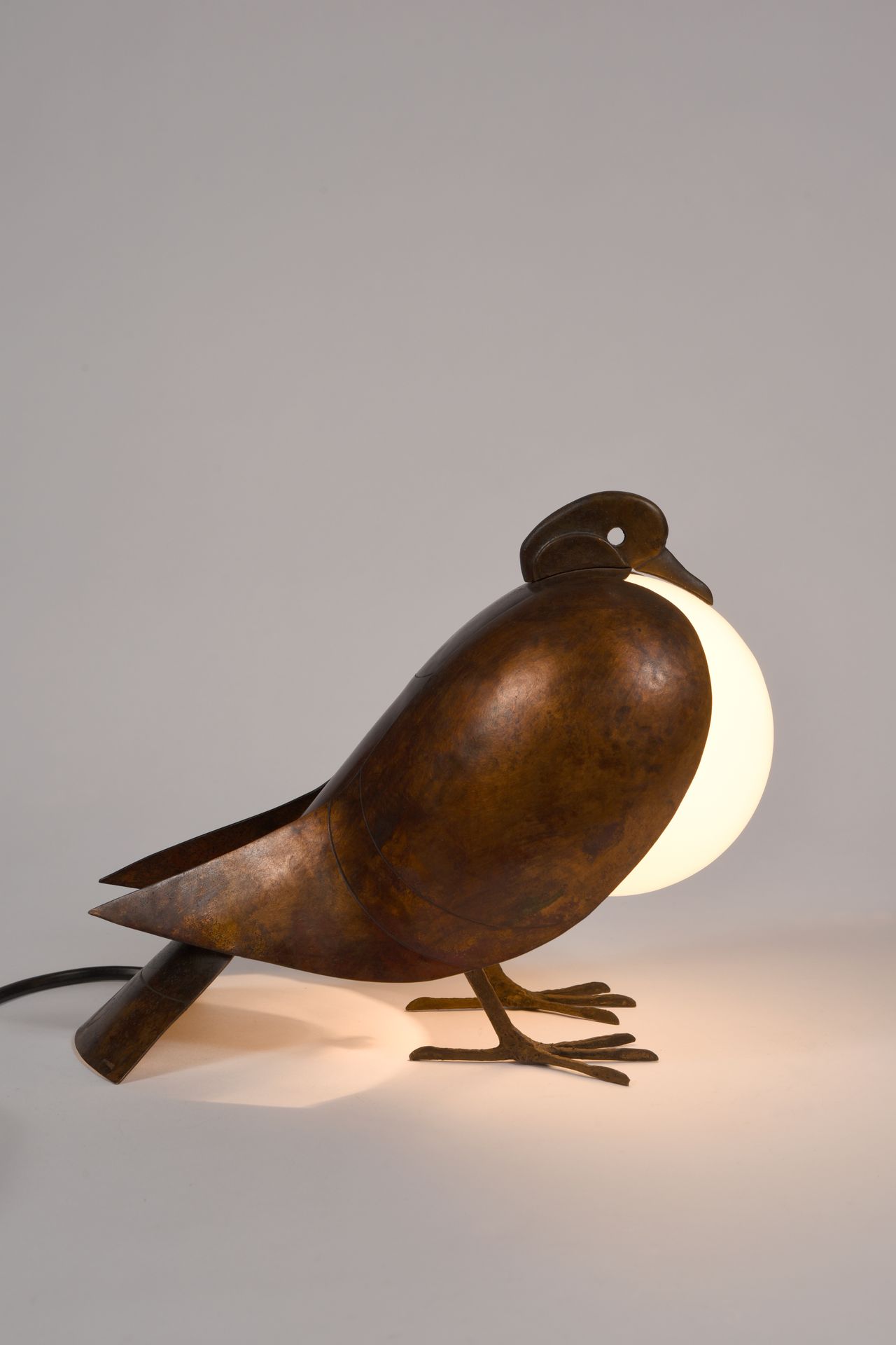 Null 弗朗索瓦-哈维尔-拉兰内 (1927-2008)

台灯 "鸽子"，1992年

抛光铜主体和乳白色玻璃反射器

由巴黎Artcurial出版社出版
&hellip;