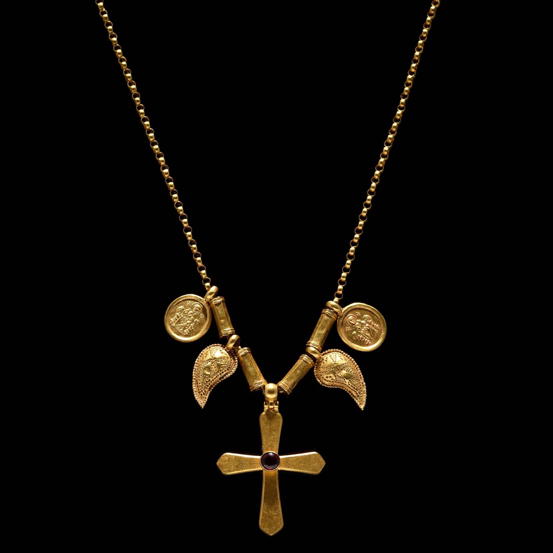 Null 重要项链

拜占庭艺术，6-7世纪。

金色的，由交织的奖章组成的链条。纯金的中央吊坠是一个十字架的形式，在横截面的交汇处镶嵌着一颗漂亮的凸圆形切割石&hellip;