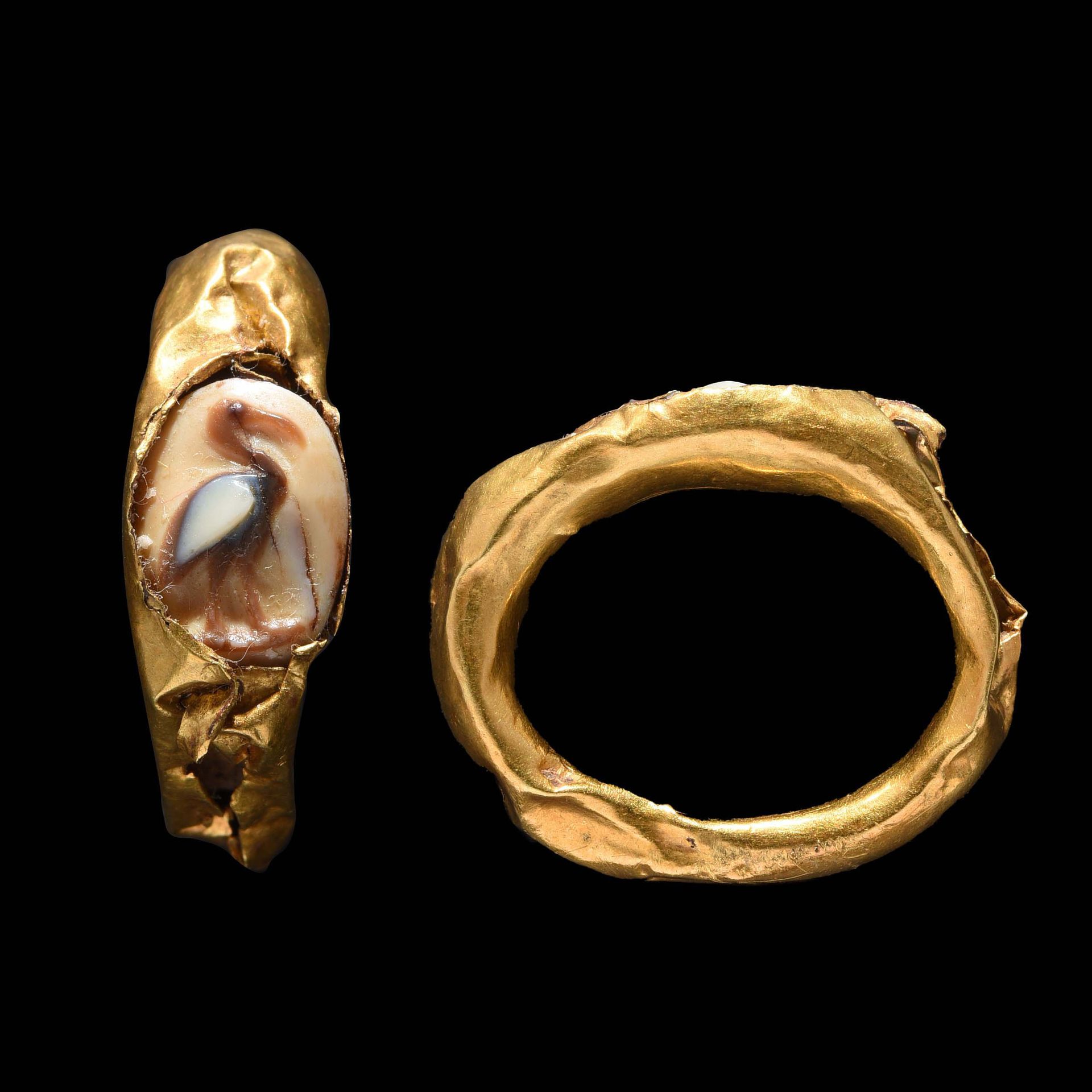 Null RING

Roman art, 1st-2nd century.

Gold ring set with an agate cameo with t&hellip;