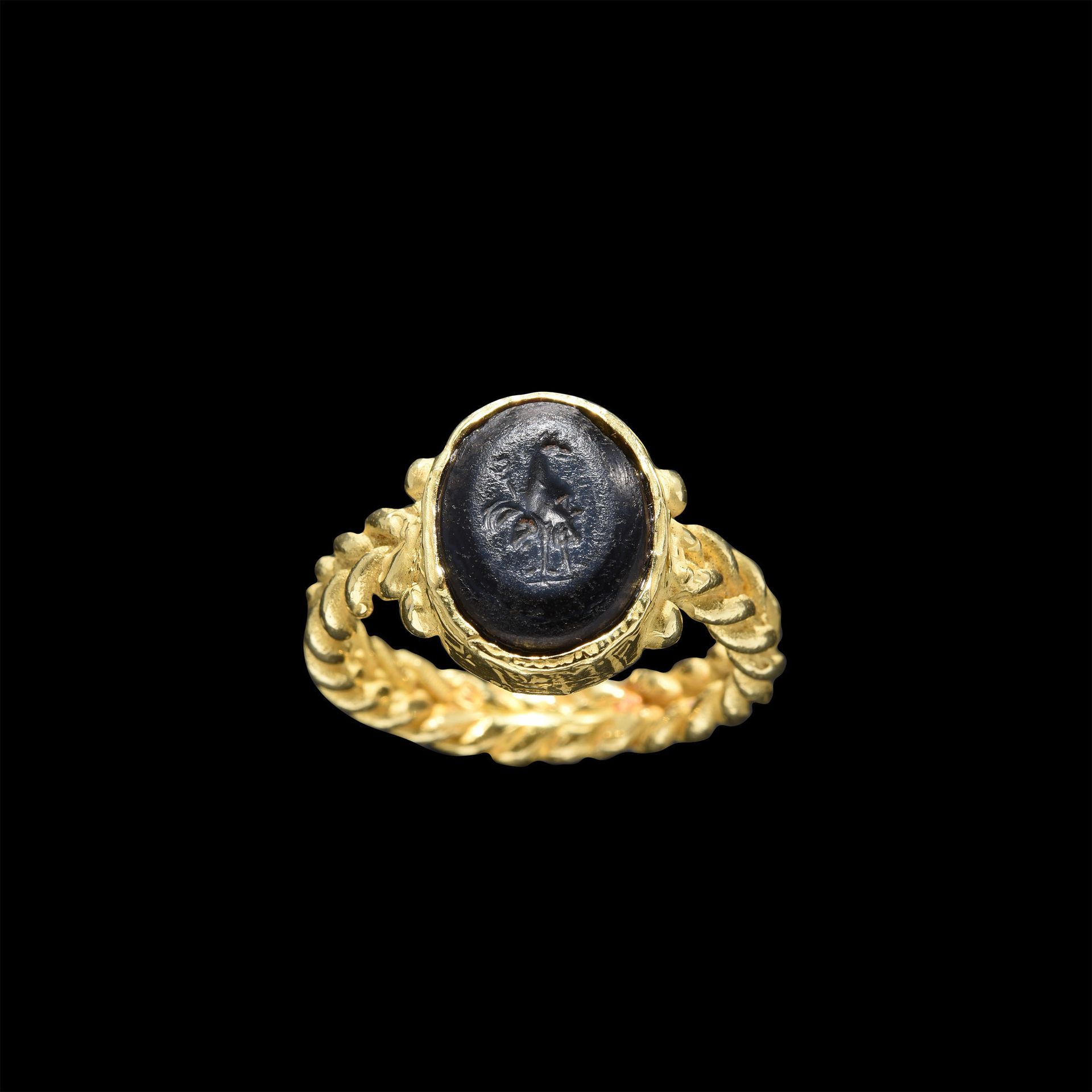 Null 戒指

罗马艺术，1-2世纪。

现代黄金，在尼科洛上镶有罗马人的凹痕。

拿着卡杜斯的格里罗斯。基准线。

出处

欧洲私人收藏

镶嵌有罗马尼科洛&hellip;