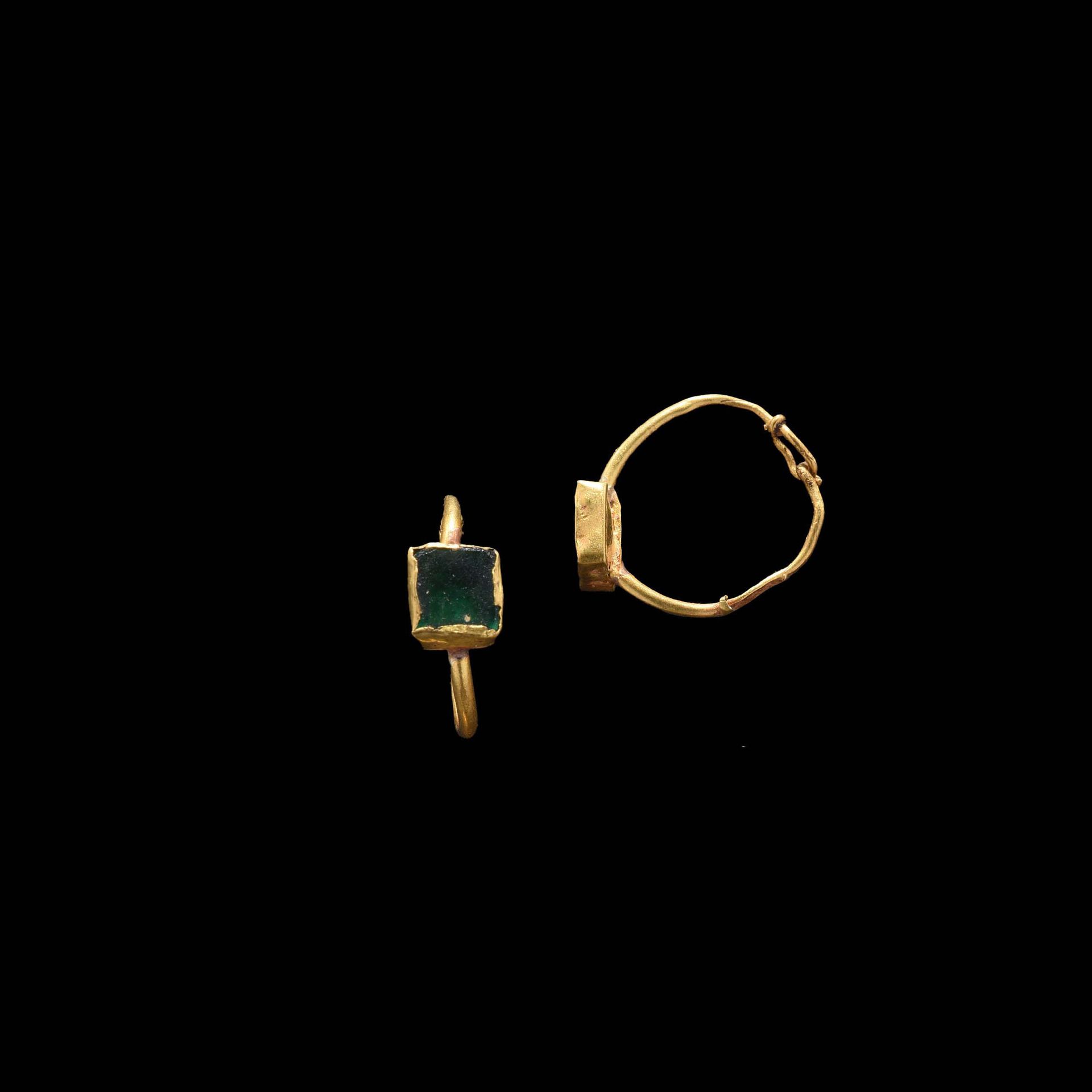 Null 耳环一对

罗马艺术，1-2世纪。

黄金和玻璃。



出处

前L先生的私人收藏，列于1982年7月的一份清单中。

一对罗马金耳环，镶嵌着绿色玻&hellip;