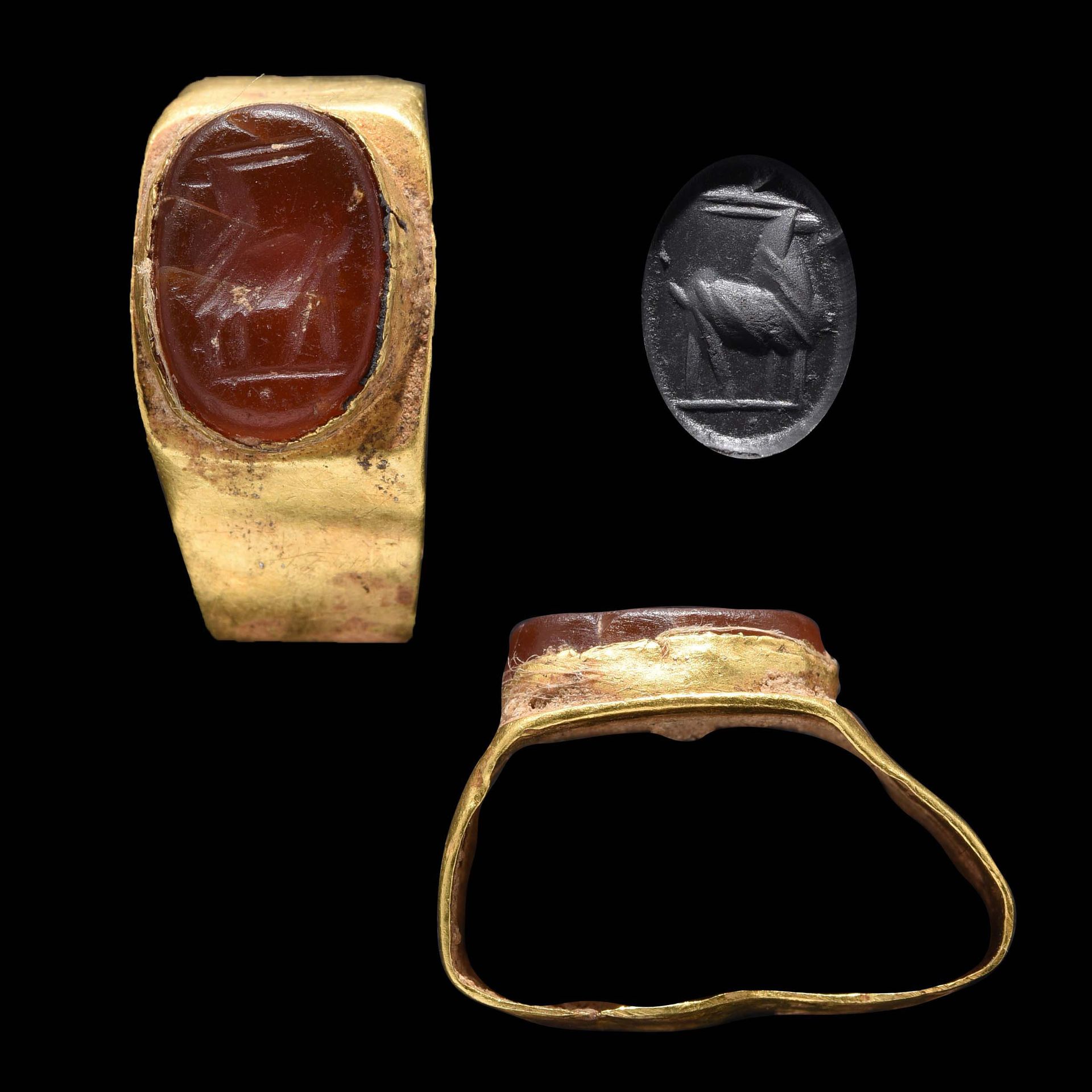 Null 戒指

罗马艺术，1-2世纪。

黄金，镶嵌在红玉髓上的凹印。卡普雷德面向左边。基准线。



出处

前L先生的私人收藏，列于1983年1月的一份清&hellip;