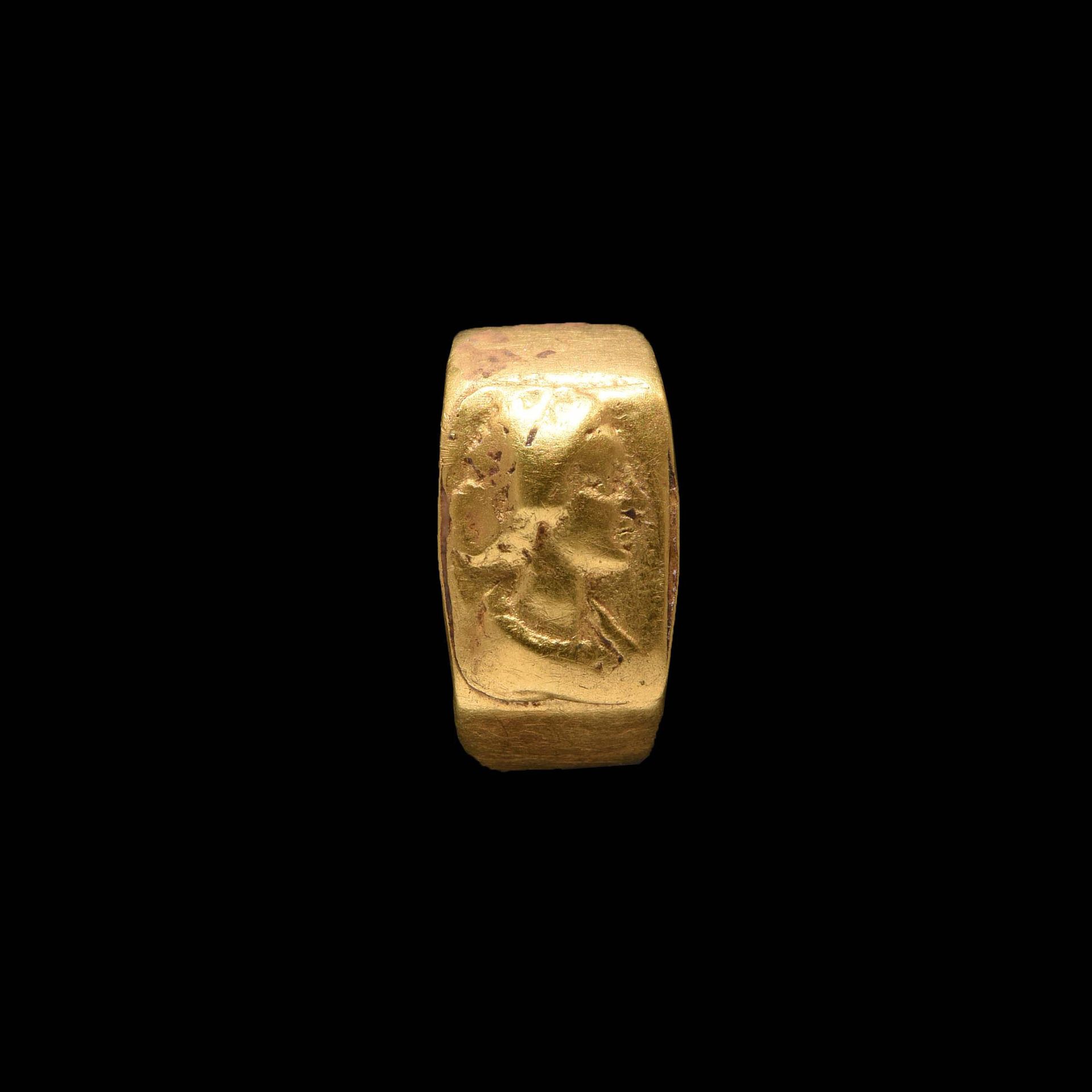Null 戒指

罗马艺术，1-2世纪。

由金板制成，戒指有刻面。边框上有一个女护士的半身像。

尺寸（边框）6 x 10毫米；2克

400 / 800 €&hellip;