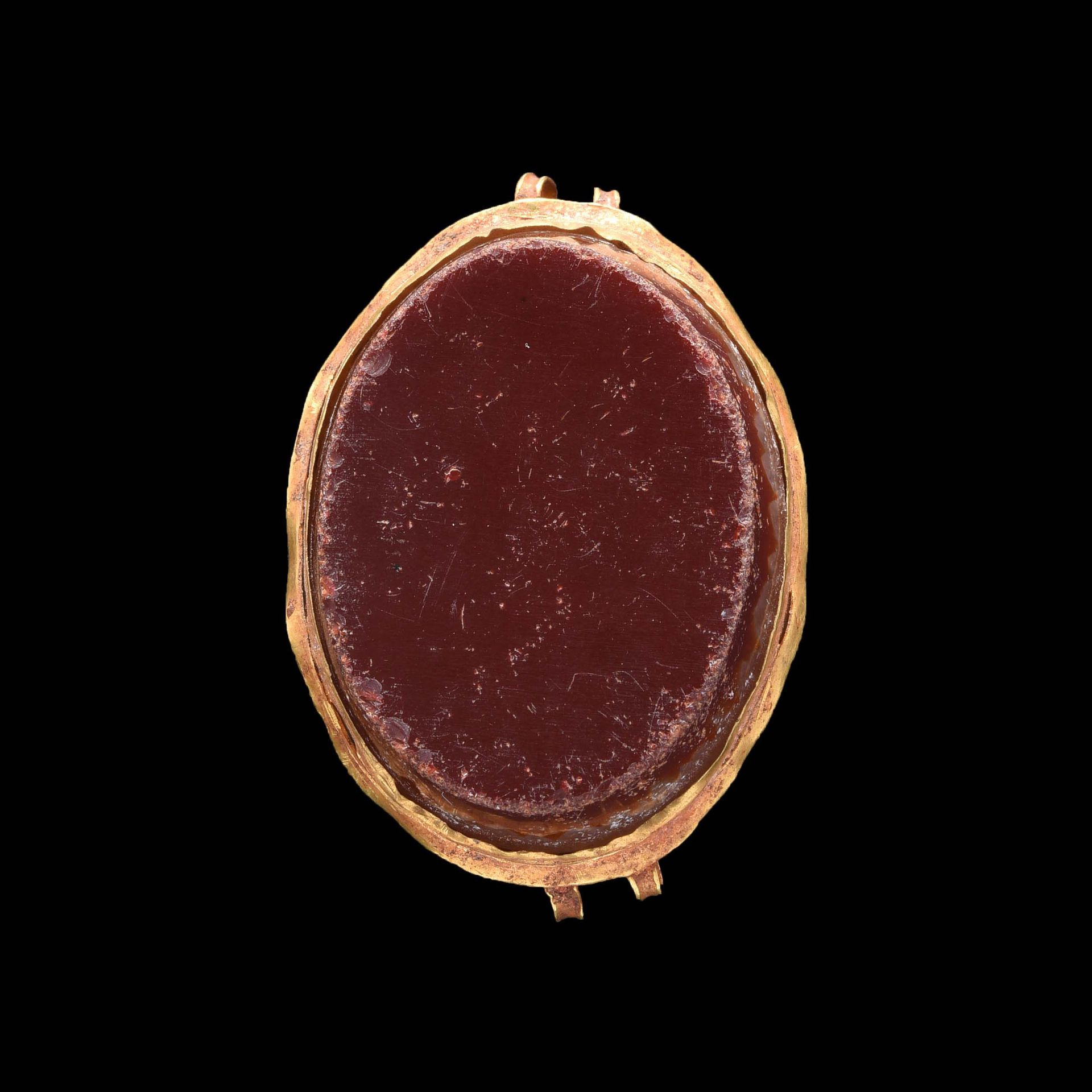 Null 挂件

罗马艺术，2世纪。

黄金，镶嵌着一块大红碧玉。

两侧的两个吊环表明，这件作品可能是项链的一部分。

L. 34 mm

出处

前私人收藏&hellip;