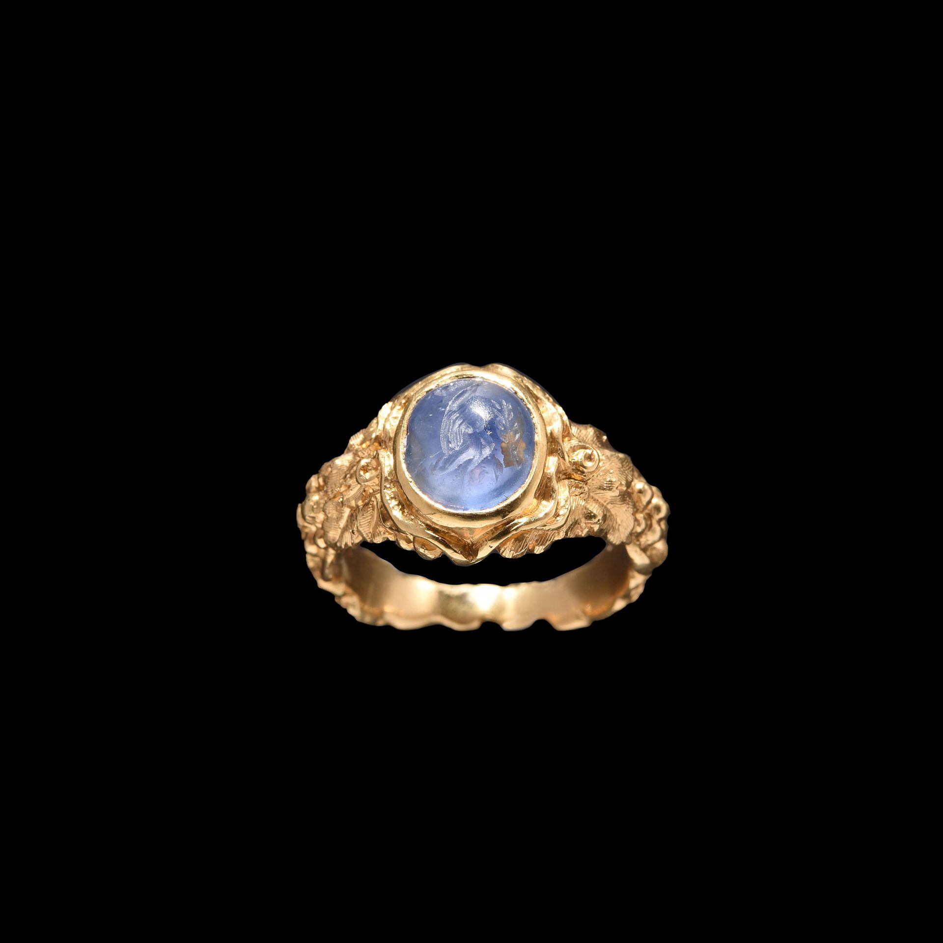 Null 铃铛公司

罗马艺术，1-2世纪。

维多利亚时代的黄金，在蓝宝石上镶嵌罗马凹痕。

象征性的男性形象。在田野里的一个手掌。

出处

前瑞士收藏，1&hellip;
