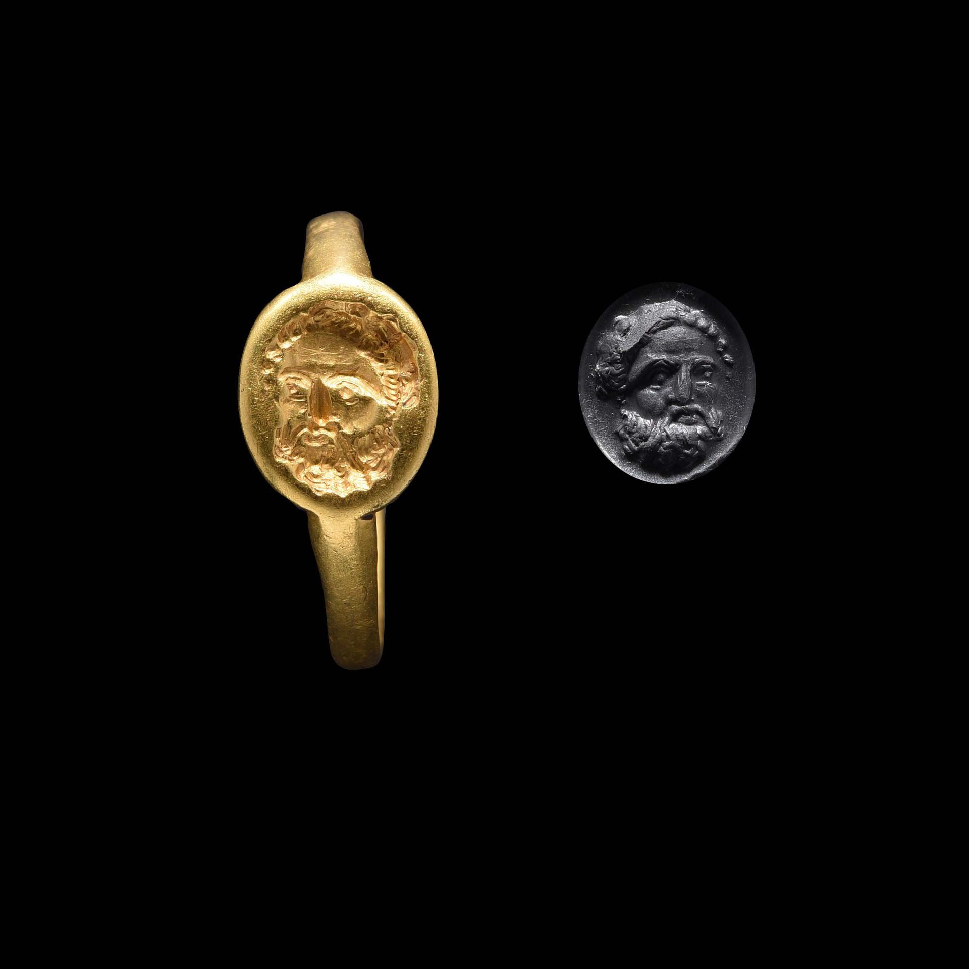 Null 戒指

罗马艺术，1-2世纪。

黄金，椭圆形表圈上印有海格力斯的头像，以四分之三的视角略微呈现。

保存得非常好。

直径18毫米

出处

前私人&hellip;