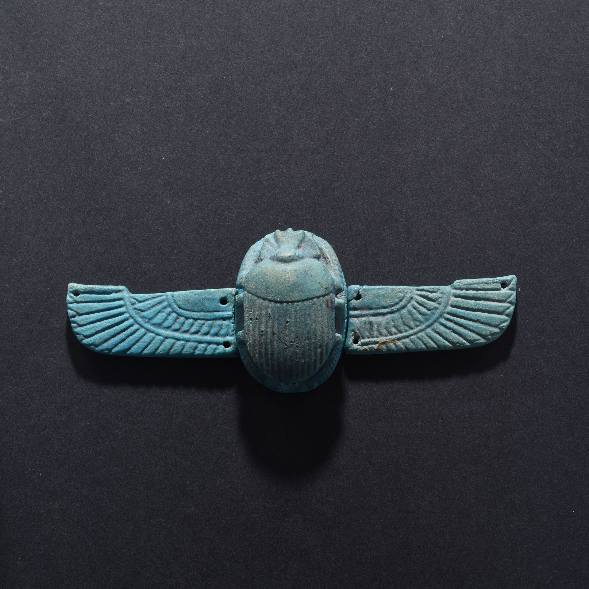 Null 陪葬品

埃及，托勒密时期，公元前332-30年

由一只甲壳虫和它的翅膀组成，由蓝色熔块制成。

钻孔用于连接木乃伊的陶制网袍。

甲虫高5.5厘米&hellip;