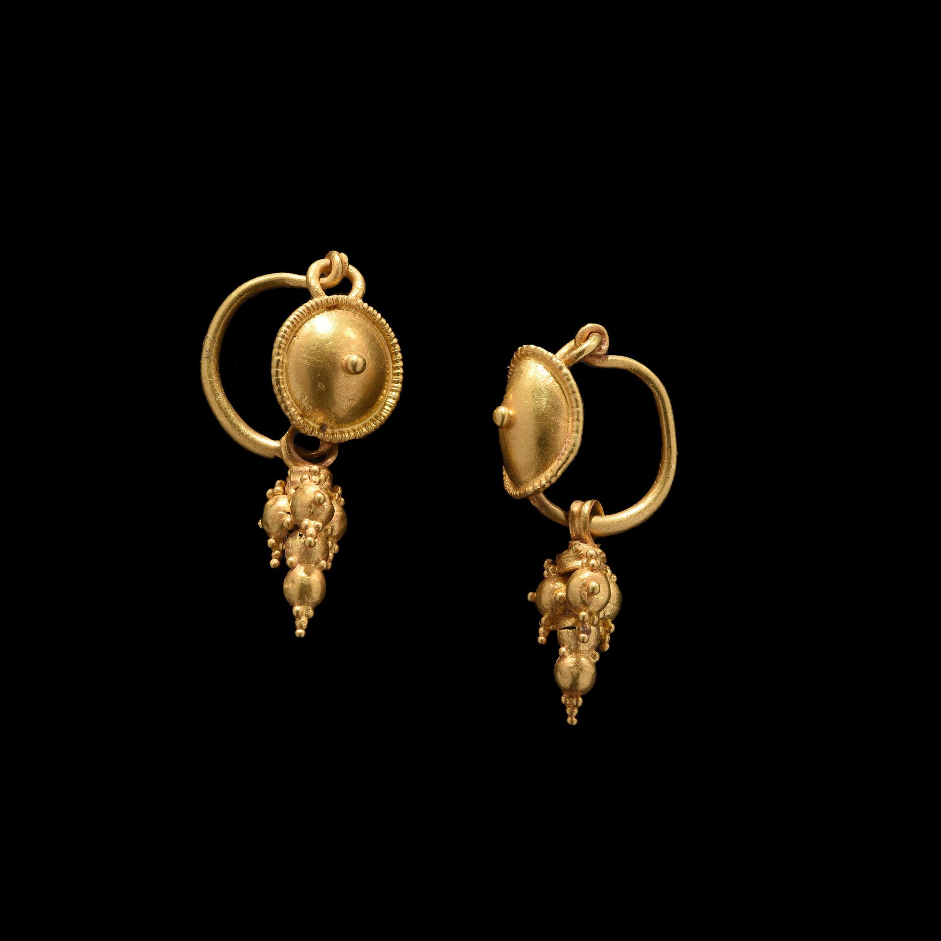 Null 耳环一对

罗马艺术，1世纪。

黄金圆盘和吊坠与球形黄金珠子。高34毫米；重9克



出处

前L先生的私人收藏，列于1982年7月的一份清单中。&hellip;