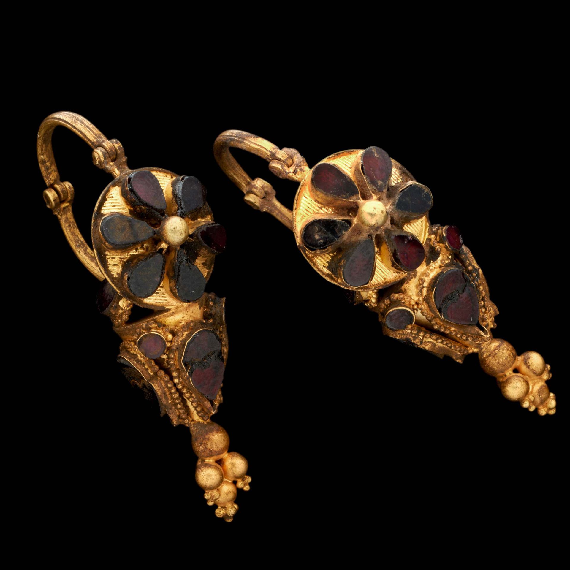 Null PAIR OF EARRINGS

Parthian art, 2nd century

Gold and garnet

H. 47 mm; 15 &hellip;