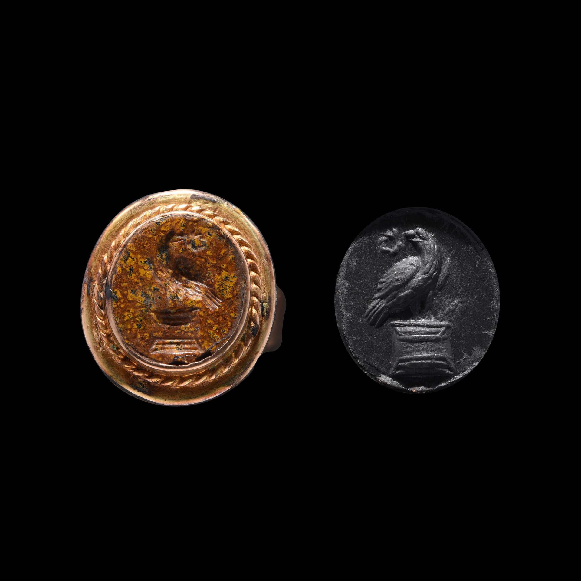 Null 戒指

罗马艺术，2世纪。

鎏金（19世纪），镶有大型斑点碧玉凹版。

三脚架上的鹰。

尺寸（凹版画）15×18毫米；TD 60



出处

前&hellip;