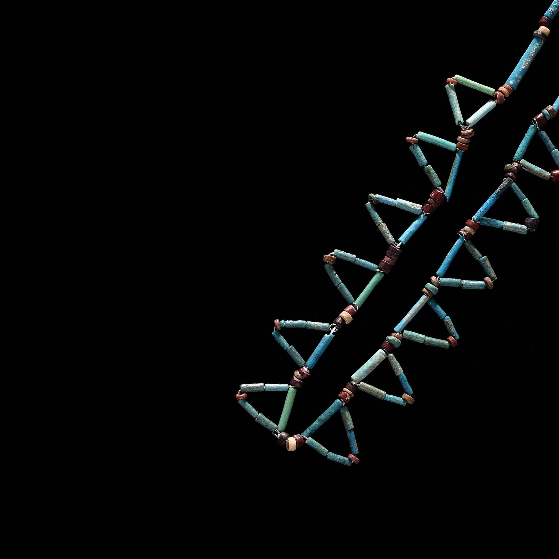 Null 项链

由一排绿松石釉陶珠组成，由相同的珠子组成三角形的网络。埃及，晚期，公元前664-332年

出处

私人收藏，1988年4月12日在伦敦佳士得&hellip;
