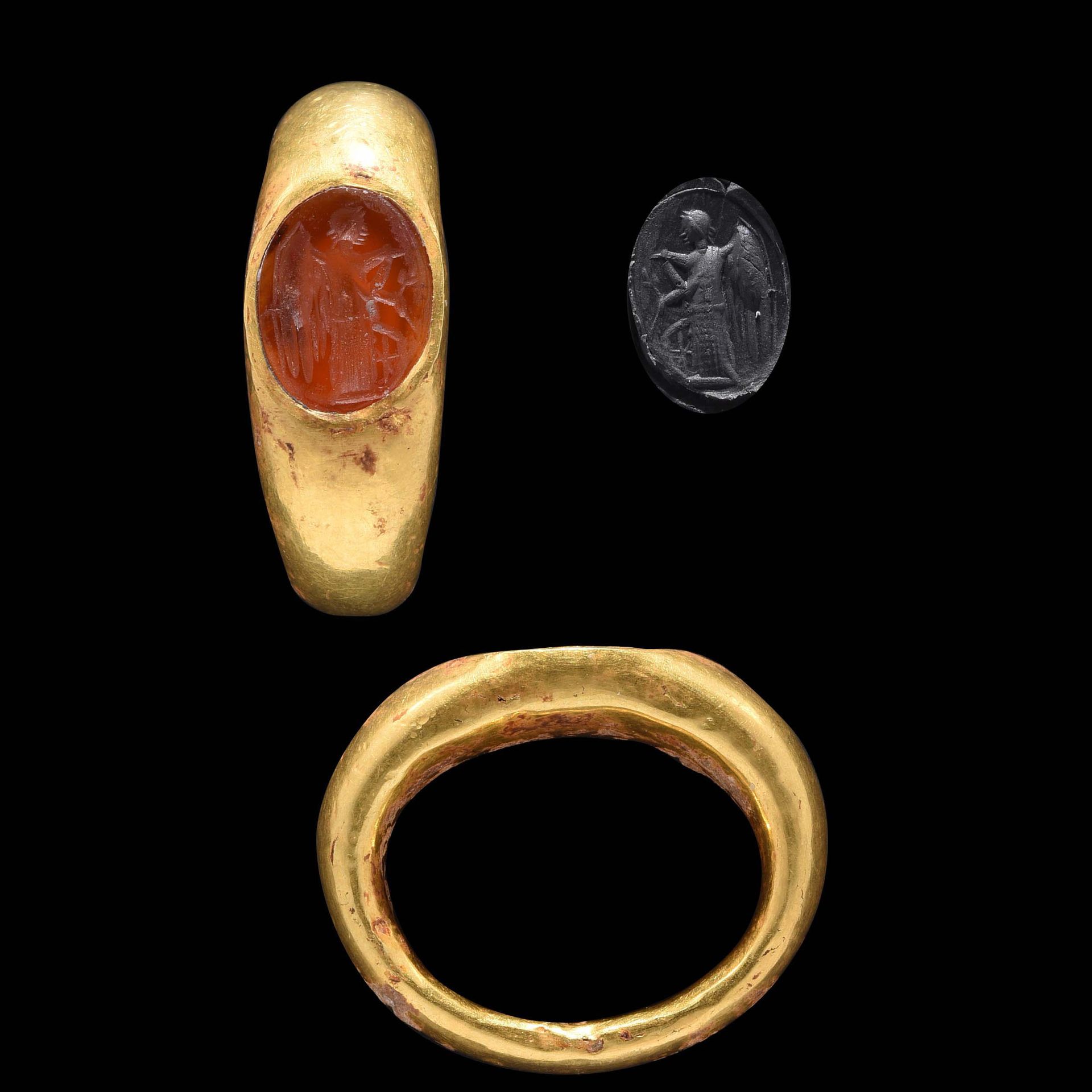 Null 一套4个戒指

罗马艺术，1-2世纪。

镶嵌在红玉髓上的金质装裱物与凹凸不平的图案

代表一个Niké。

其他的则镶嵌有琥珀、石榴石和玛瑙凸圆形宝&hellip;