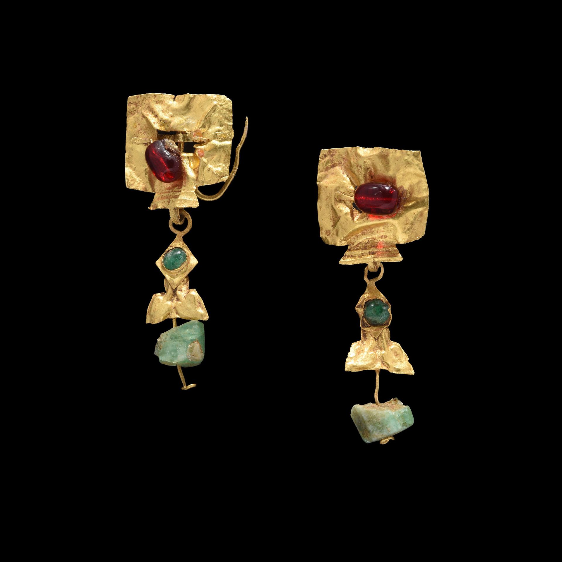 Null PAIR OF EARRINGS

Roman art, 2nd century.

Gold set with emeralds and pearl&hellip;