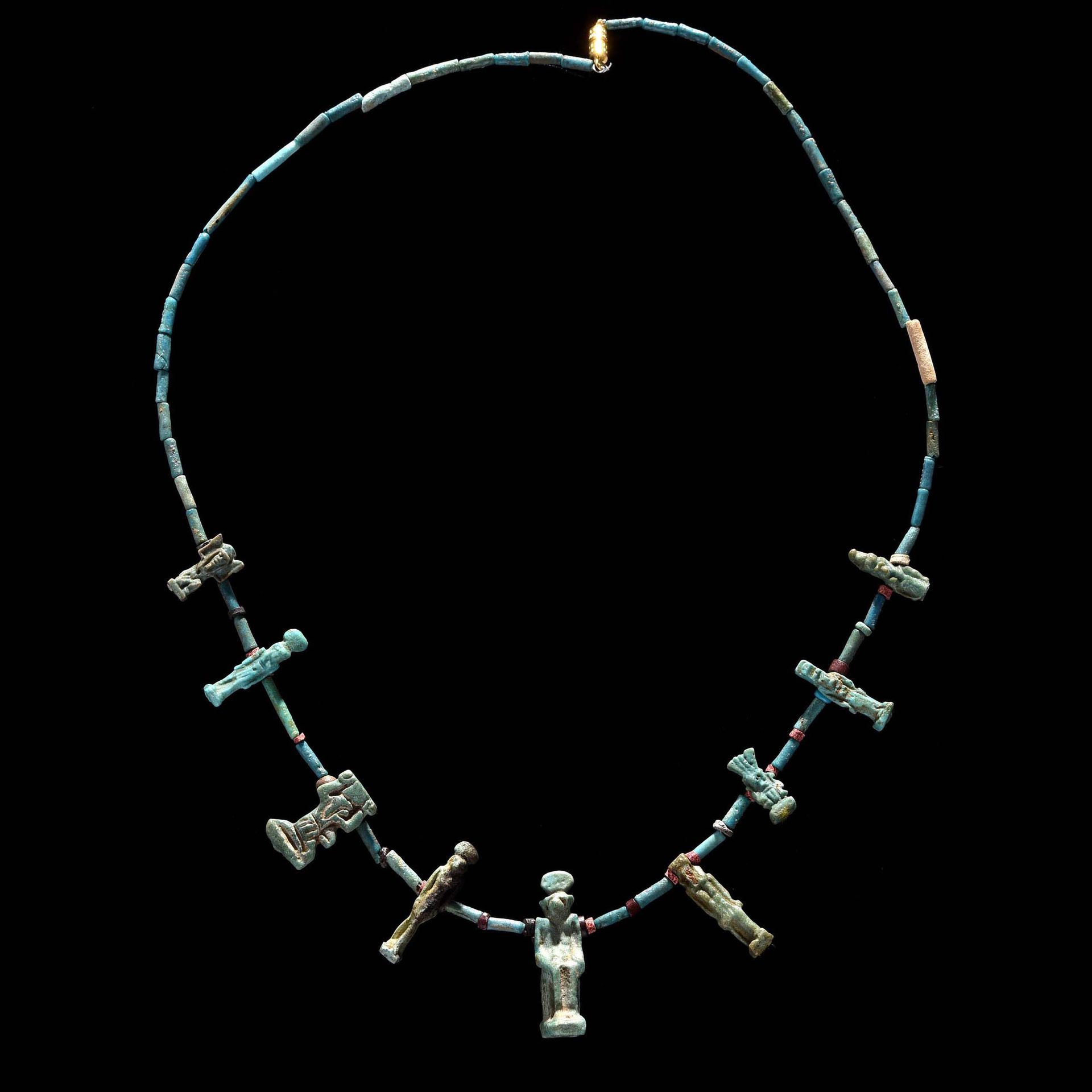 Null 项链



由一排绿松石釉陶珠和9个护身符组成。

迪姆（中央护身符）。20x35毫米

出处

1990年11月12日在戛纳的一家画廊获得的私人收藏&hellip;
