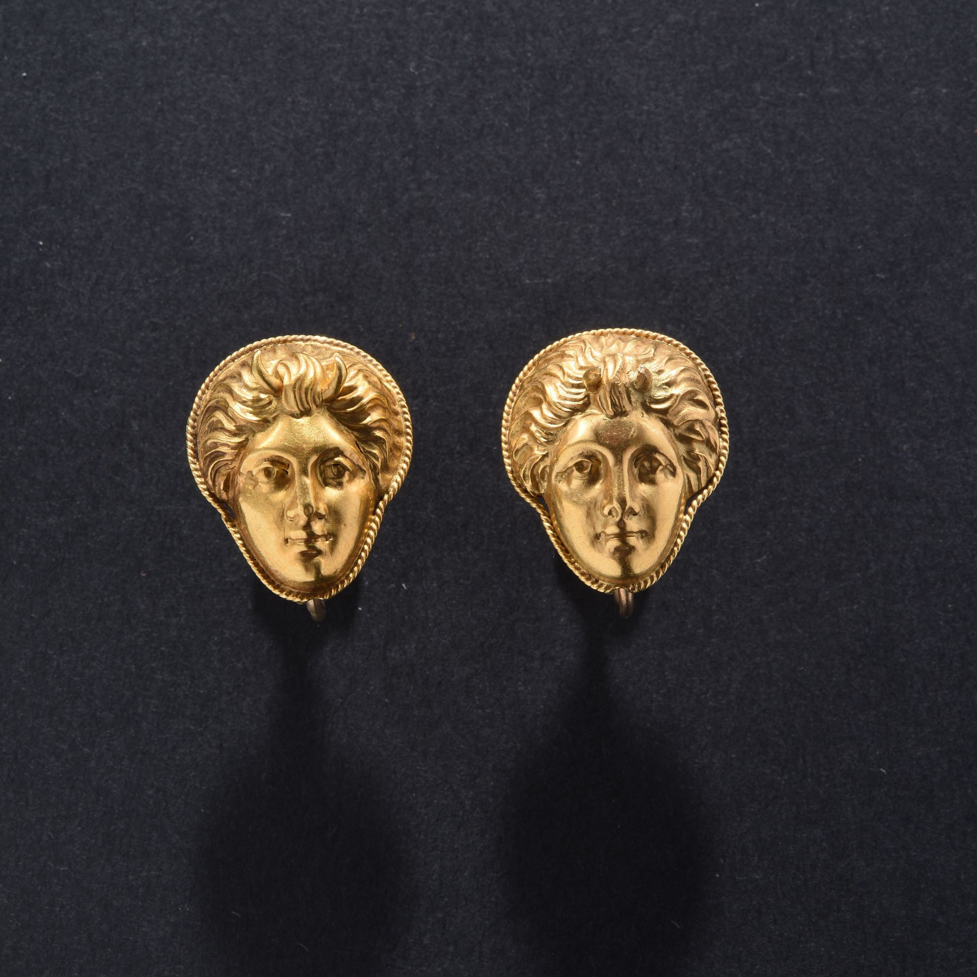 Null 戒指

以卡斯特拉尼的作品风格。

黄金750。尺寸：15 x 15 mm；4,94 g

描绘了两个女神的头像。框架的边沿是扭曲的金丝。质量好

一&hellip;