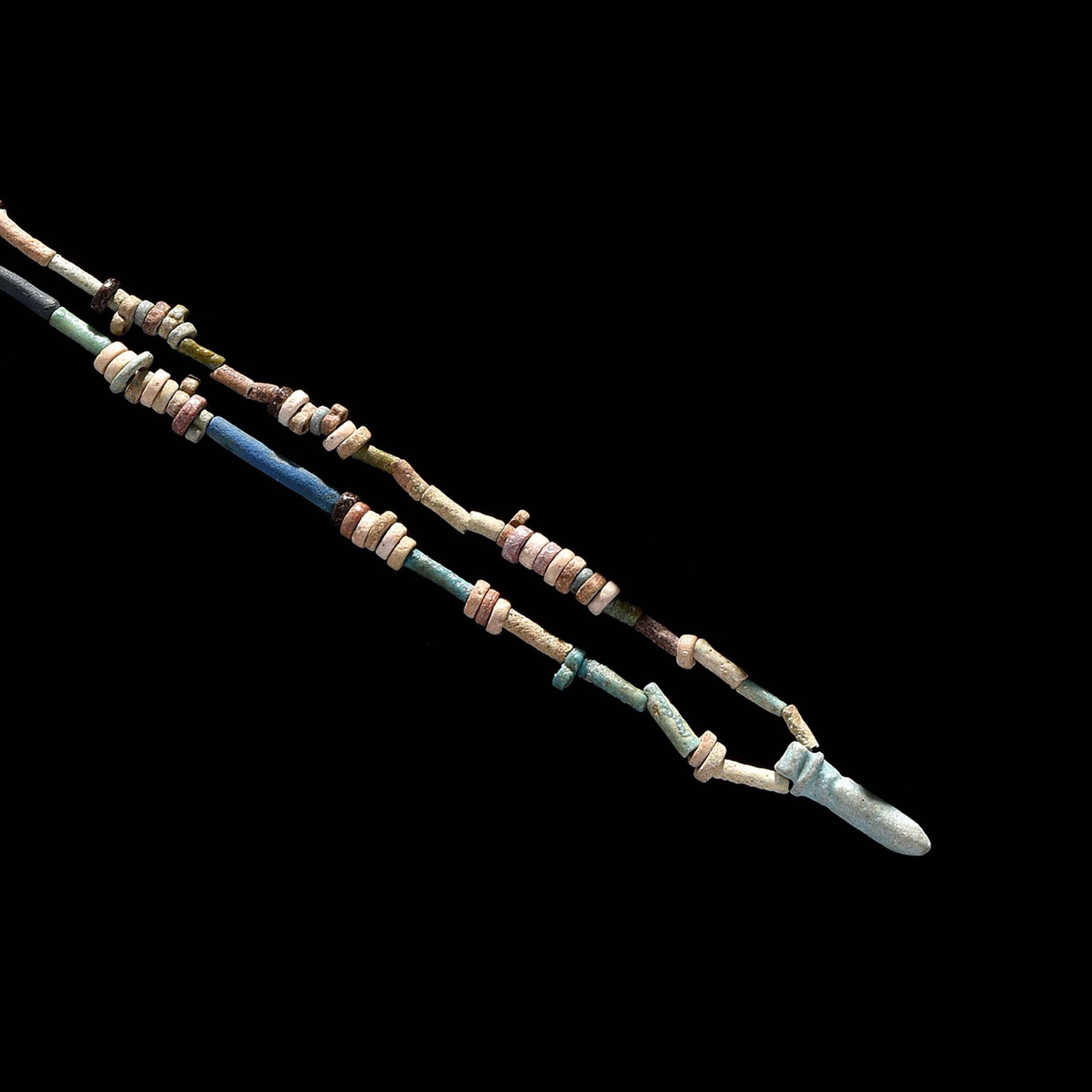 Null 项链

由一串陶制珠子和一个djed pillar护身符组成。埃及，晚期至托勒密时期。

出处

私人收藏，1983年11月28日在格勒诺布尔公开拍卖&hellip;