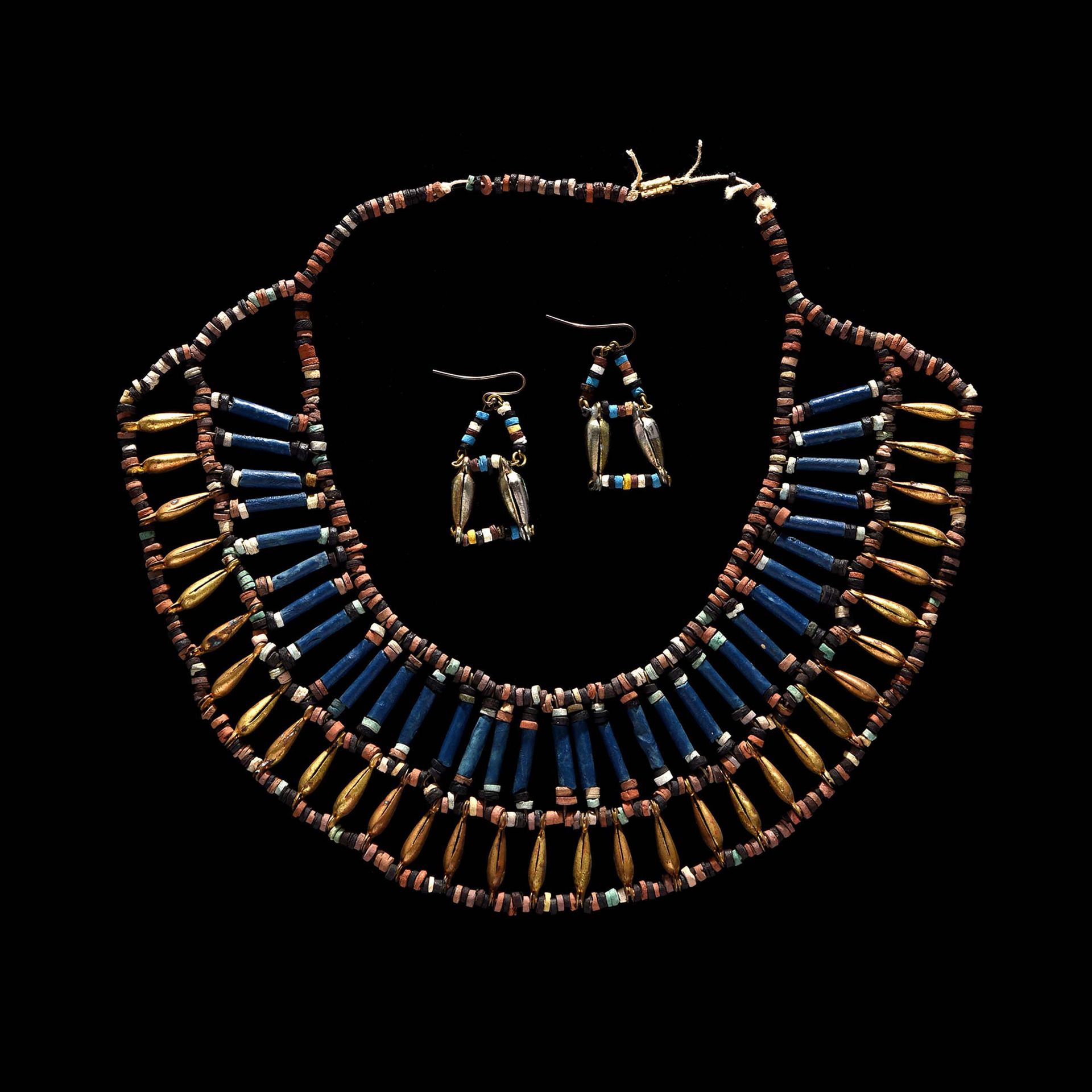 Null 项链

由1排绿松石釉面陶器珍珠和第二排拉长的现代金色金属珍珠组成。伴随着2个配套的耳环。 埃及，晚期，公元前664-332年

出处

私人收藏，1&hellip;