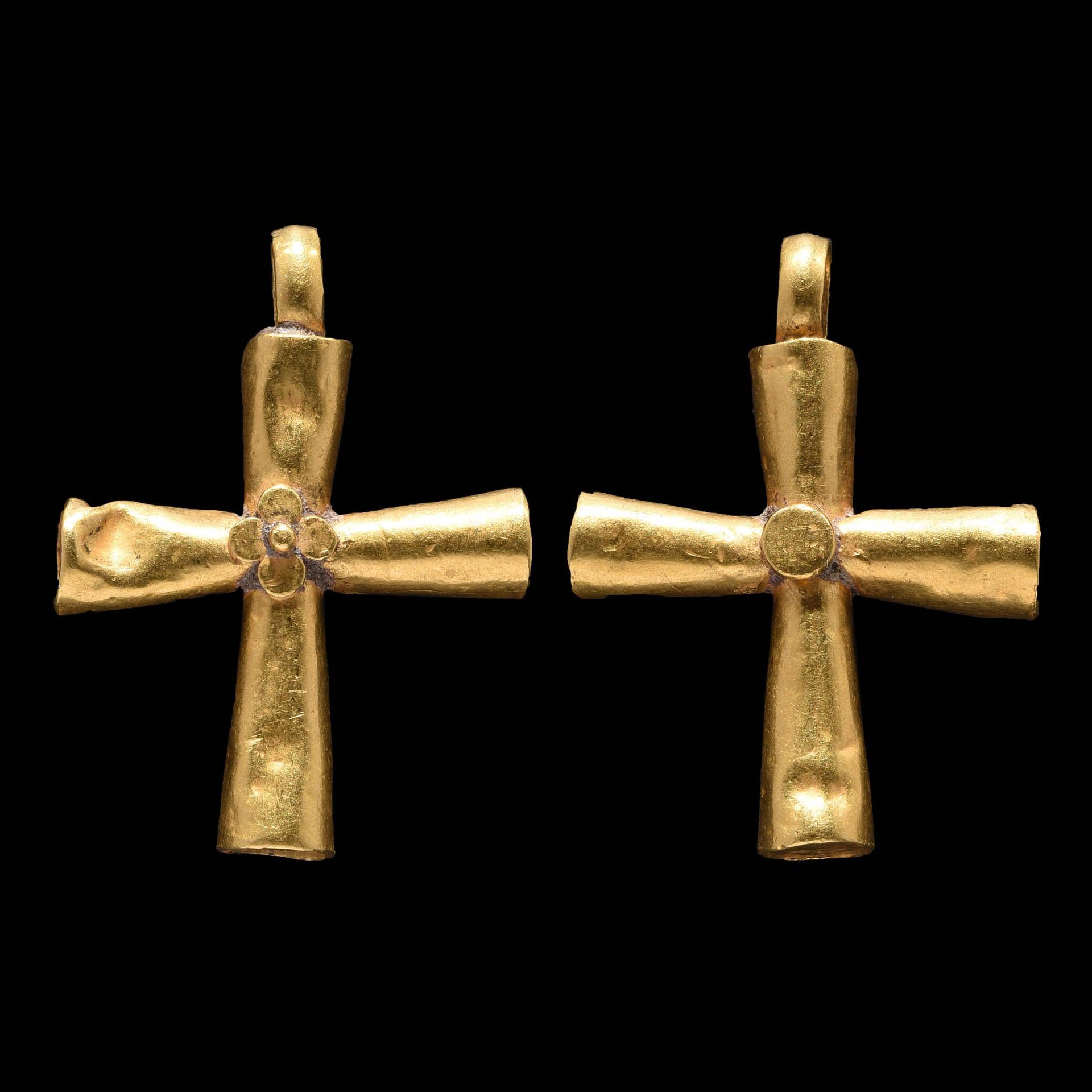 Null COLGANTE DE LA CRUZ

Arte bizantino, siglos VI-VII.

En oro hueco, la inter&hellip;