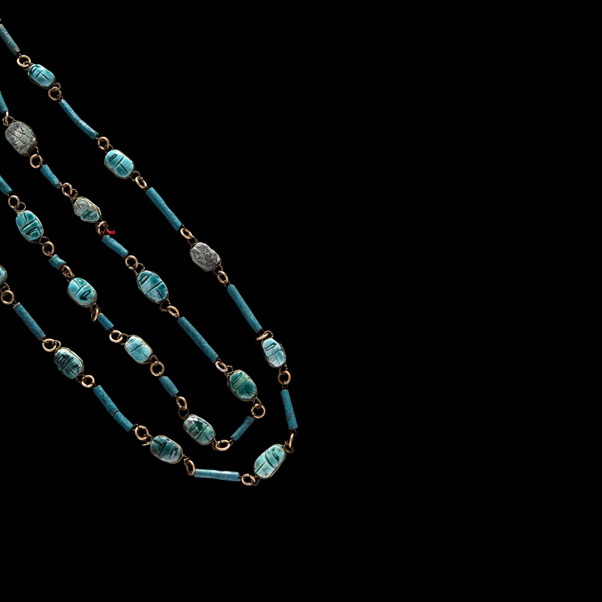 Null 项链

由两串长的五彩釉陶珠和疤痕体组成（现代）。埃及，晚期，公元前664-332年

出处

私人收藏，1984年4月1日在欧塞尔的公开拍卖会上购买&hellip;