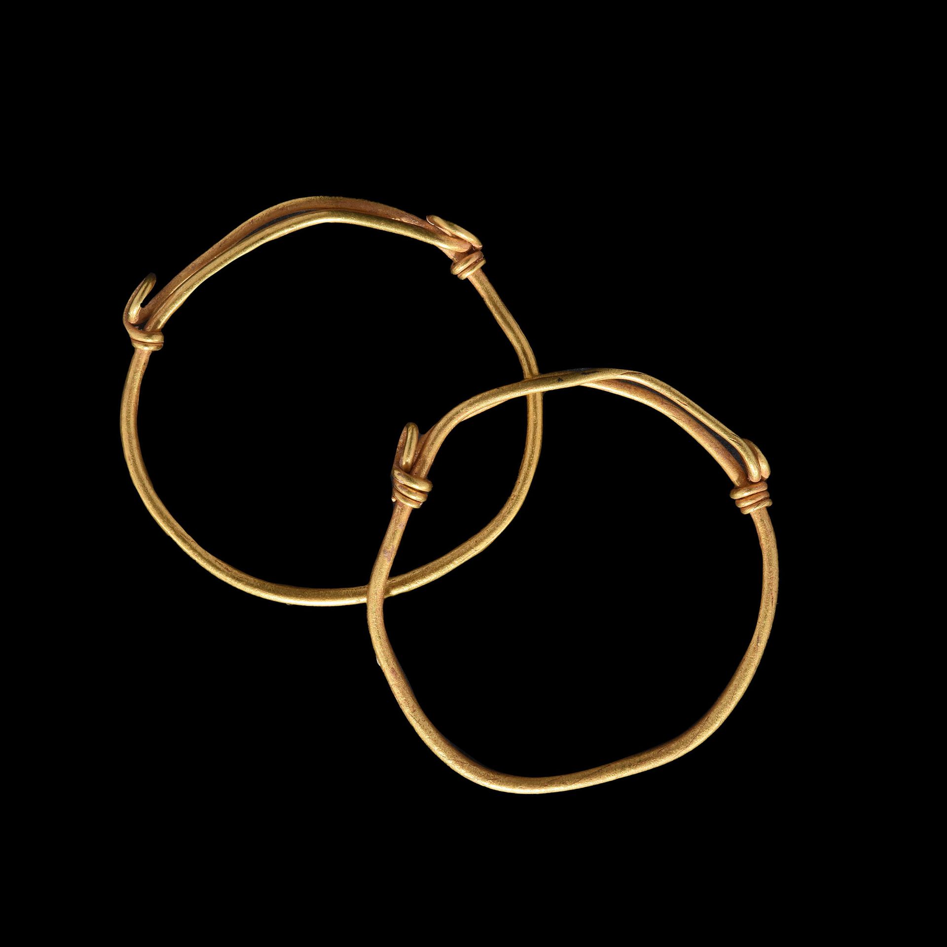 Null 一对儿童手链

1-2世纪的罗马艺术。

黄金，由一个单环组成，两端较薄，分别缠绕在两侧。

直径30毫米；7克



出处

前L先生的私人收藏，列&hellip;