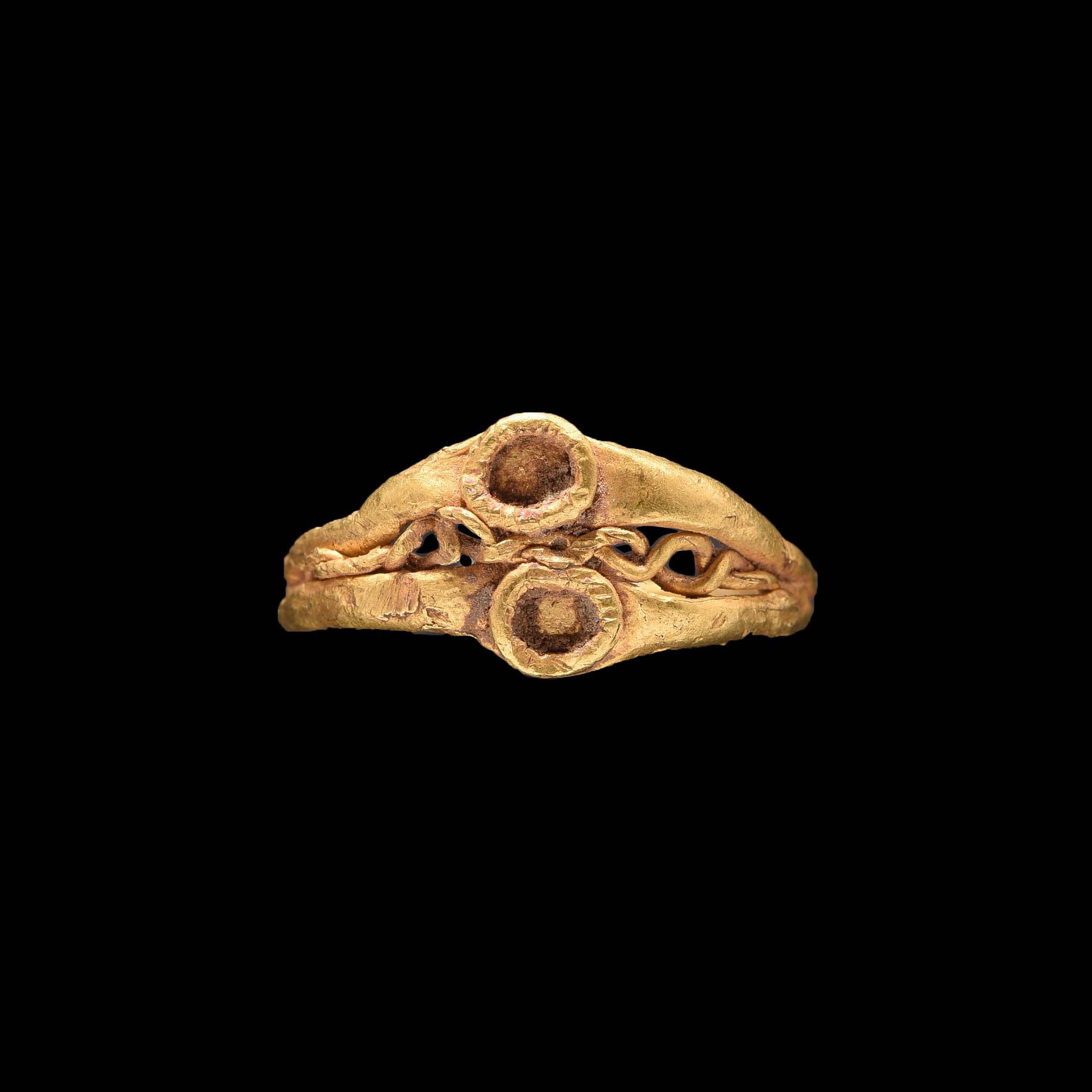 Null 戒指

埃及-罗马艺术。公元前1世纪-公元1世纪

金色的双环由两根编织的金线连接。2 g



前L先生的私人收藏，列于1983年1月的一份清单中
&hellip;