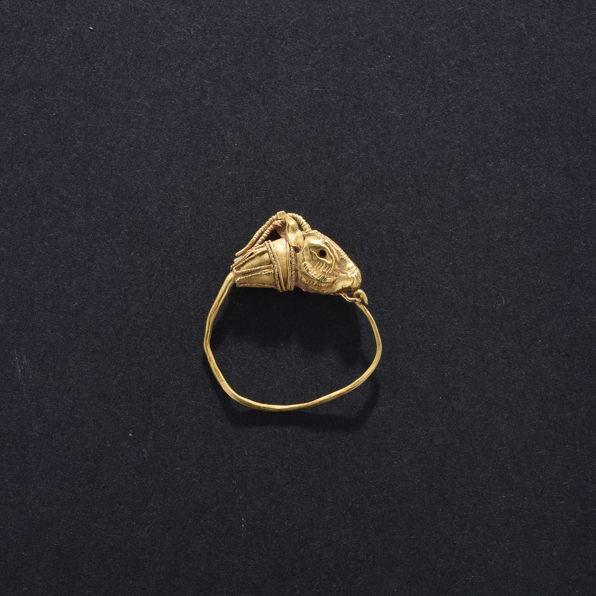 Null 一套3个耳环

希腊，公元前4-2世纪

金色

直径21毫米；19毫米



出处

L.先生的前收藏，1982年7月获得

一组3个希腊希腊化的金&hellip;