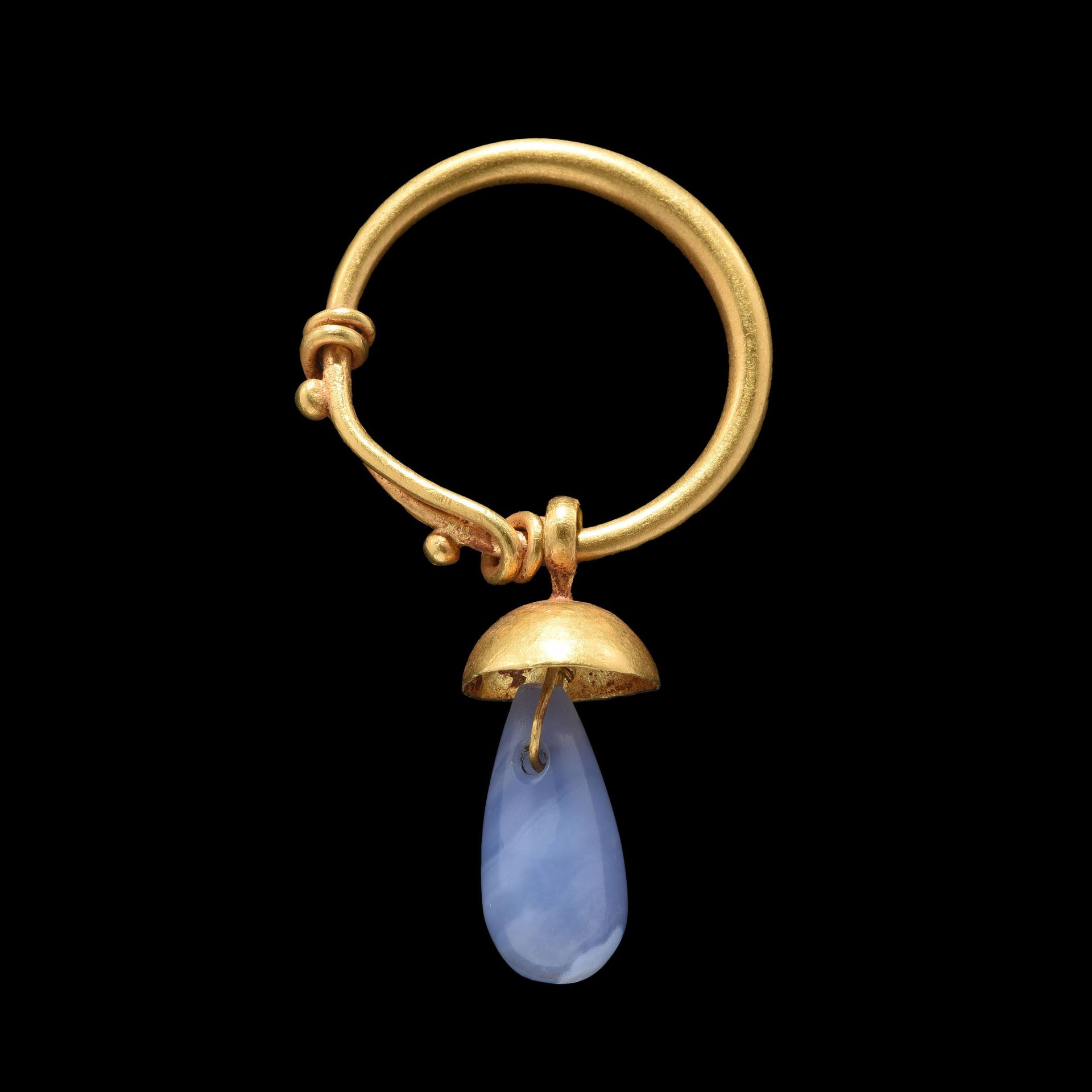 Null EARRING

Roman art (?), 2nd century

Gold and chalcedony pearl; H. 63 mm

P&hellip;