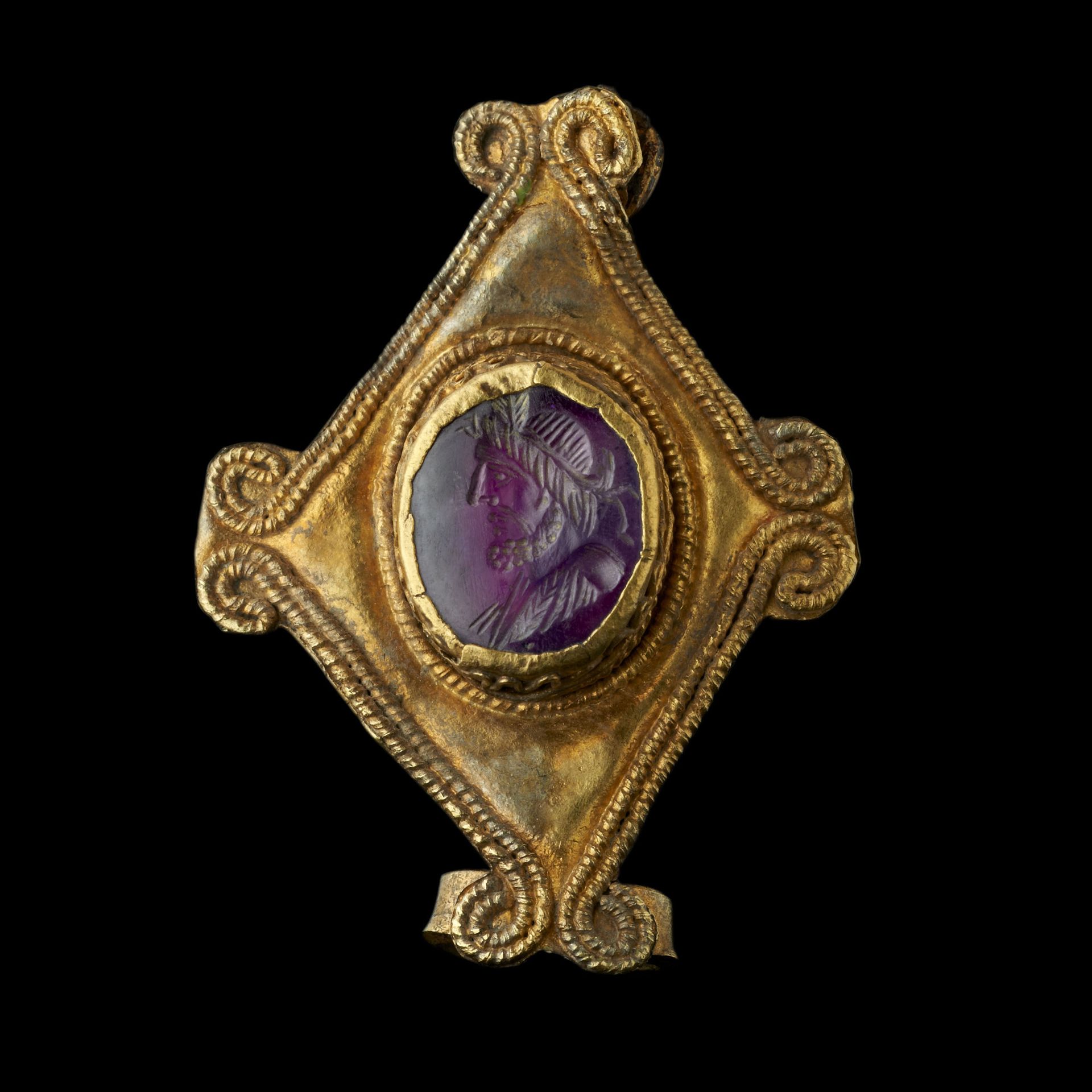 Null BROOCH WITH INTAGLIO DEPICTING SERAPHIS

Roman art, 2nd century

Electrum a&hellip;