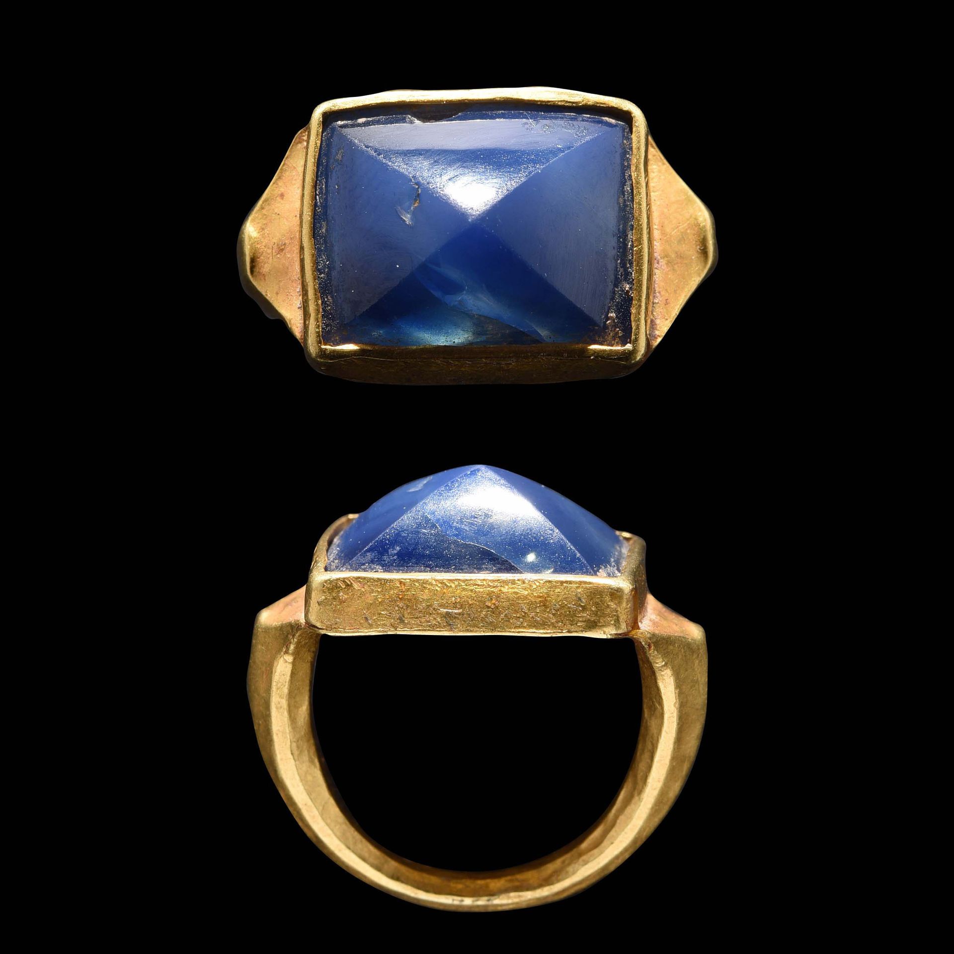 Null RING

Roman art, 2nd-3rd century.

Gold, set with a polished sapphire.

Sto&hellip;