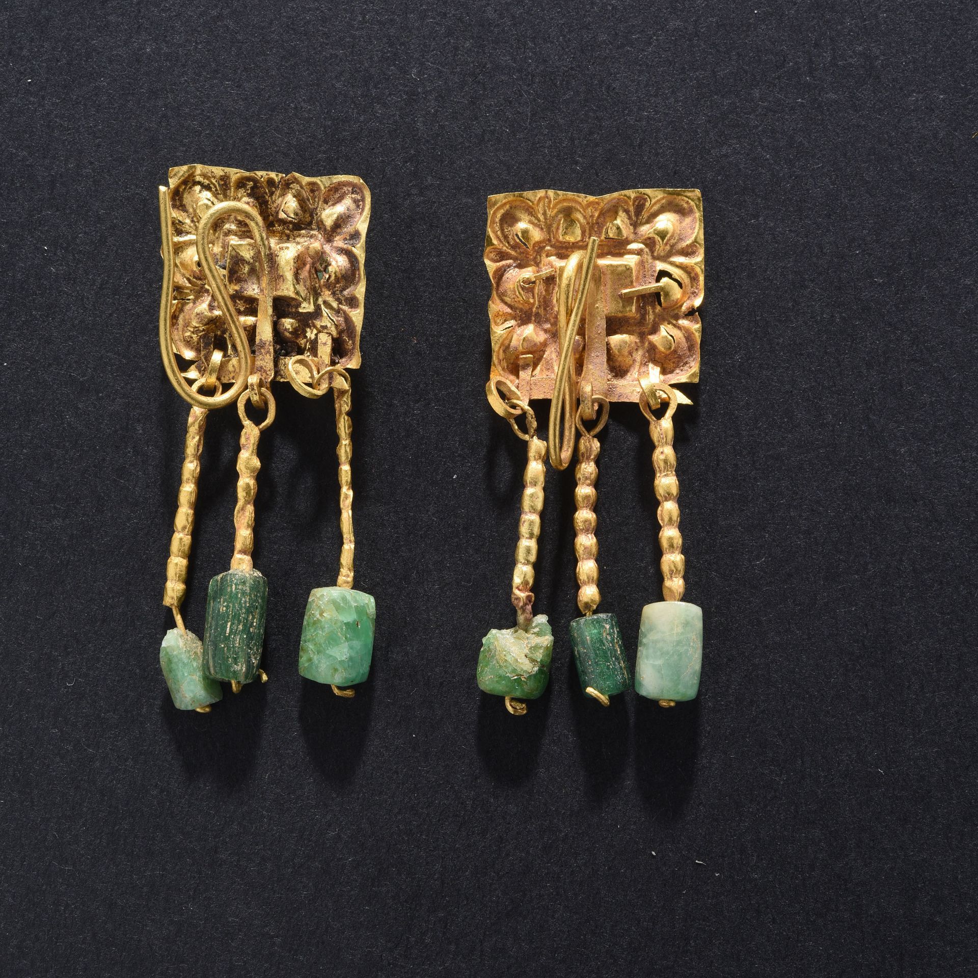 Null 耳环一对

罗马艺术，2-3世纪。

金和绿玉髓以及玻璃珠。缺少一颗珠子。

H.4厘米；4.1克



出处

前L先生的私人收藏，列于1982年7&hellip;