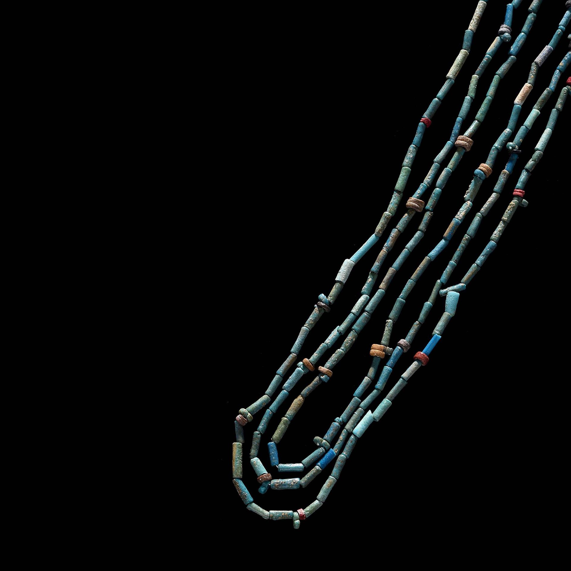 Null 项链

由两串长的五彩釉陶珠组成。埃及，晚期，公元前664-332年

 L. 62和33厘米。

出处

1984年4月1日在欧塞尔的公开拍卖会上购&hellip;
