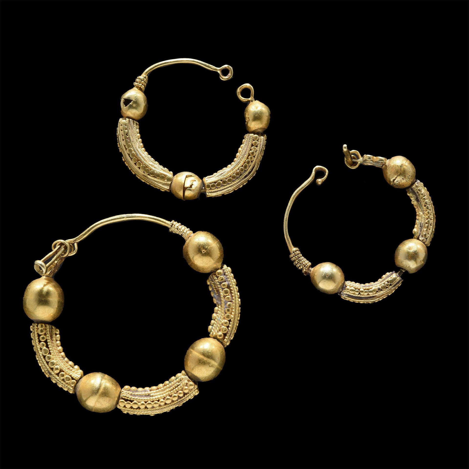 Null SET OF THREE EARRINGS

Roman art, 1st - 3rd century

Gold ; Diam. 22 ; 23 ;&hellip;