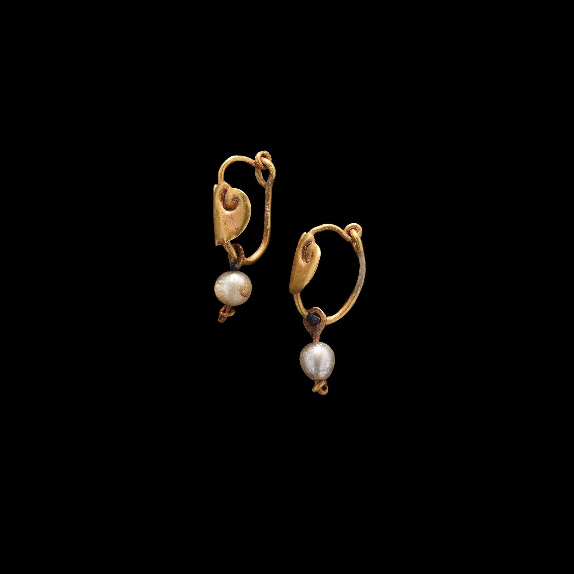 Null 耳环一对

罗马艺术，2世纪。

金质，有悬挂戒指和带珍珠的吊坠。附有一个金耳环，由一个带有扭曲的金丝的圆盘和一个水滴状的吊坠组成。



出处

前&hellip;