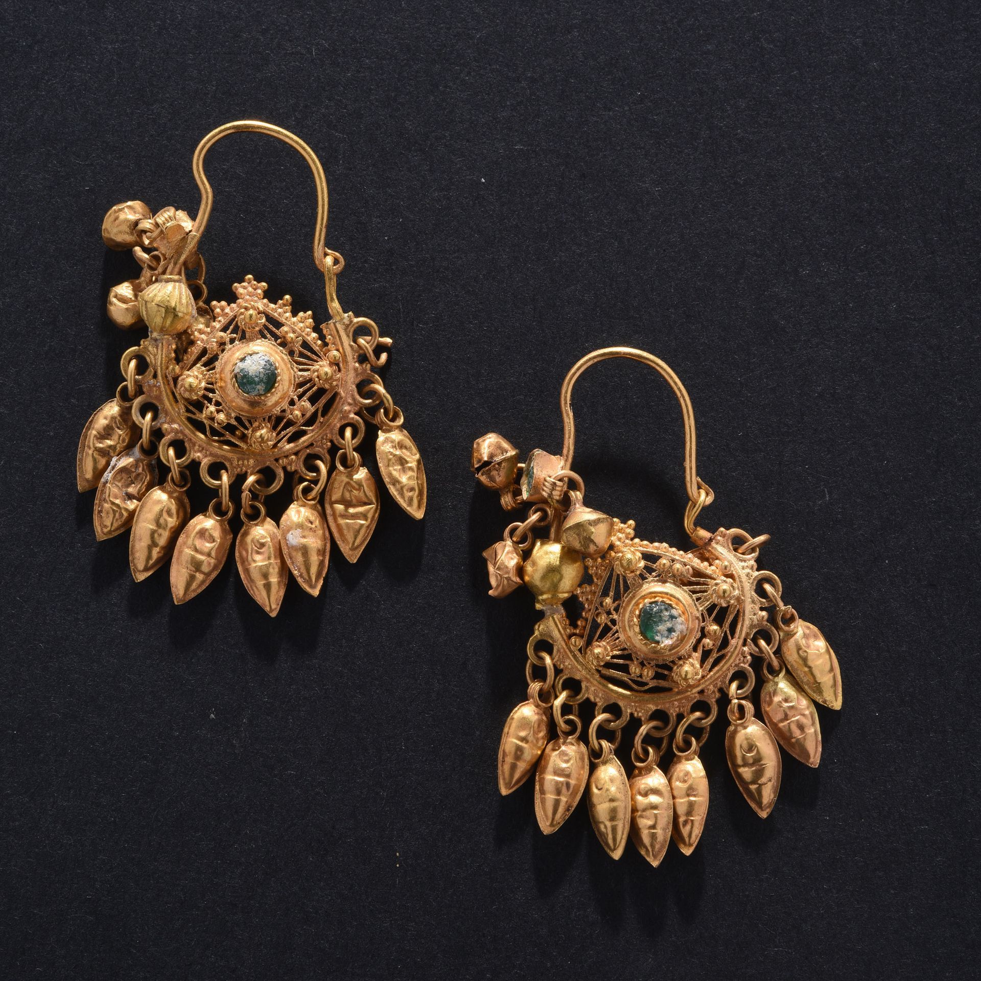 Null 吊坠耳环一对

希腊，公元前4-3世纪

金珠和玻璃珠

H.34毫米；9克



出处

L.先生的前收藏，1982年7月获得

一对希腊希腊化的金&hellip;