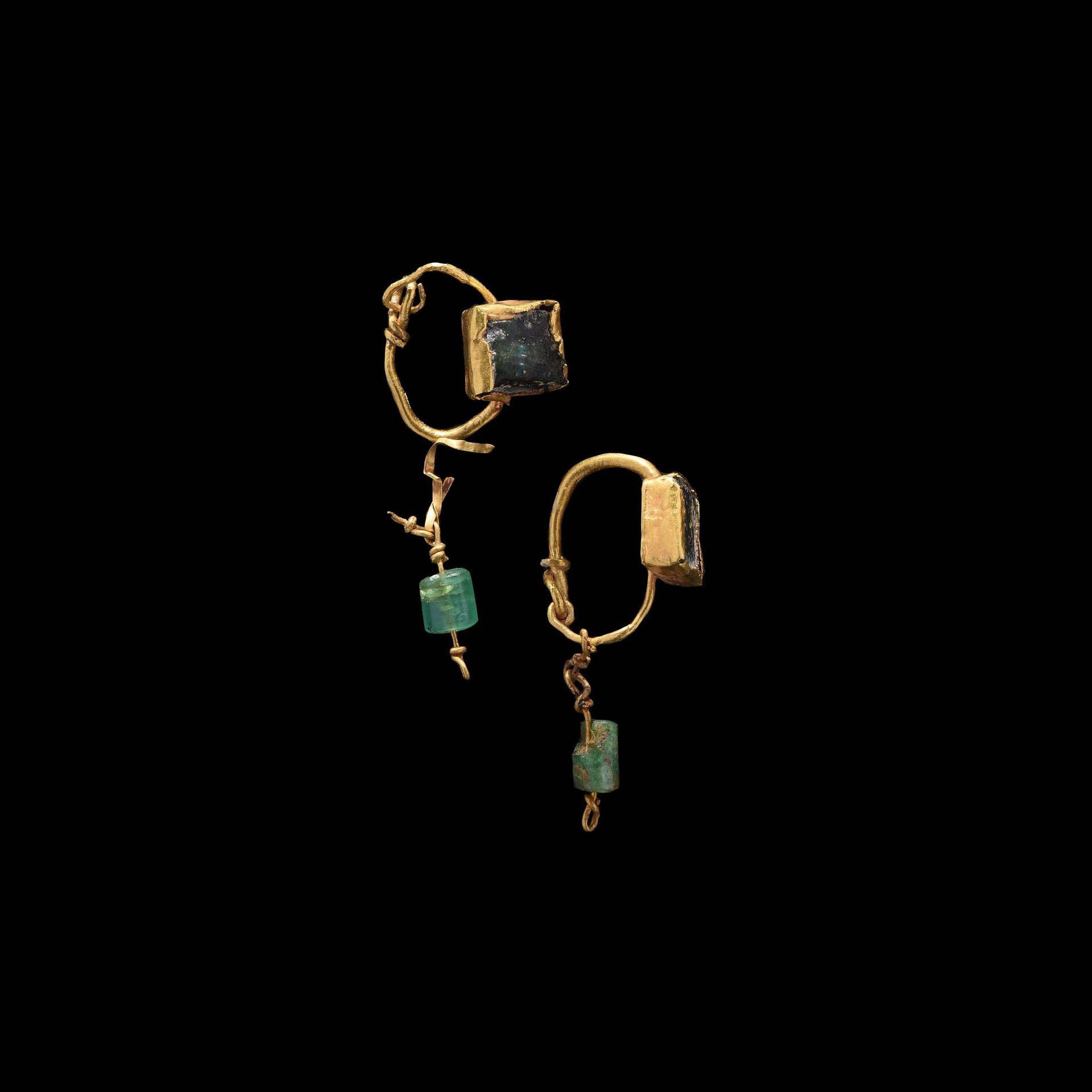 Null PAIR OF EARRINGS

Roman art, 1st-2nd century.

Gold with emerald root beads&hellip;