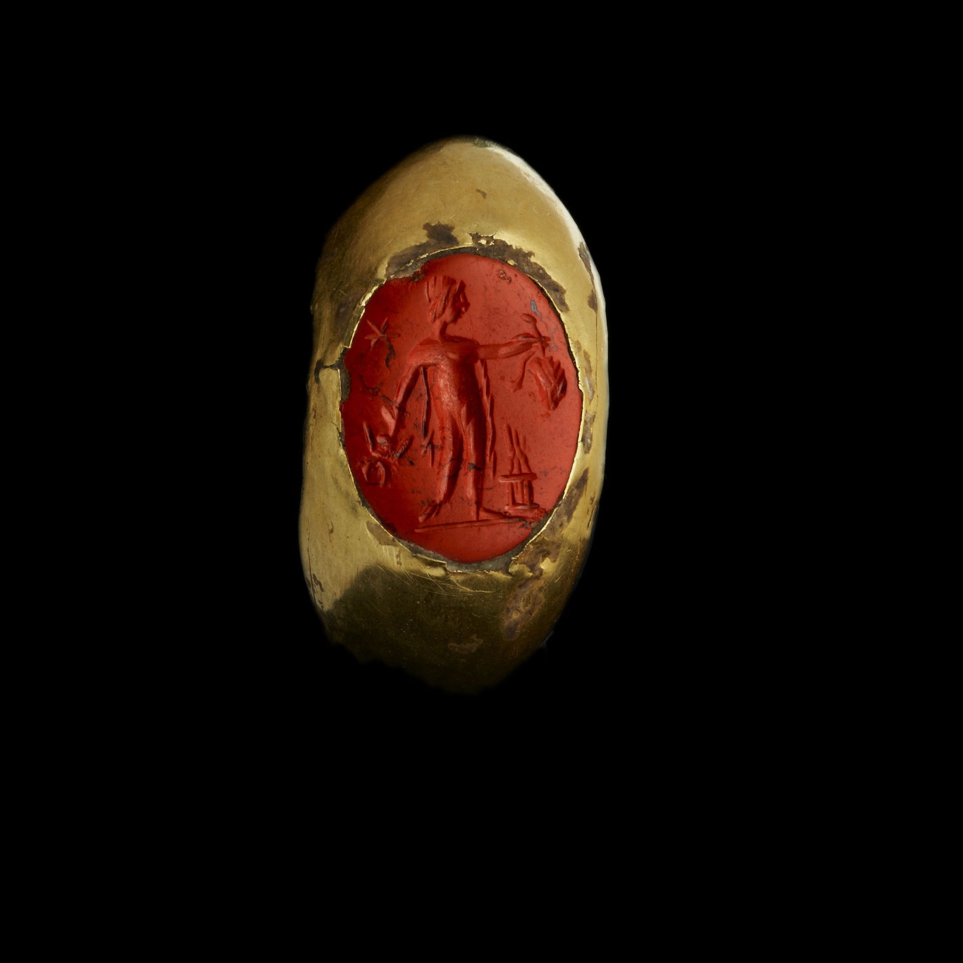 Null 戒指

罗马艺术，2世纪。

空心金，并在红色碧玉上镶嵌了罗马人的凹刻图案。

凹版画10×13毫米；TD 47；5克

镶嵌有罗马红碧玉凹雕的金戒指&hellip;